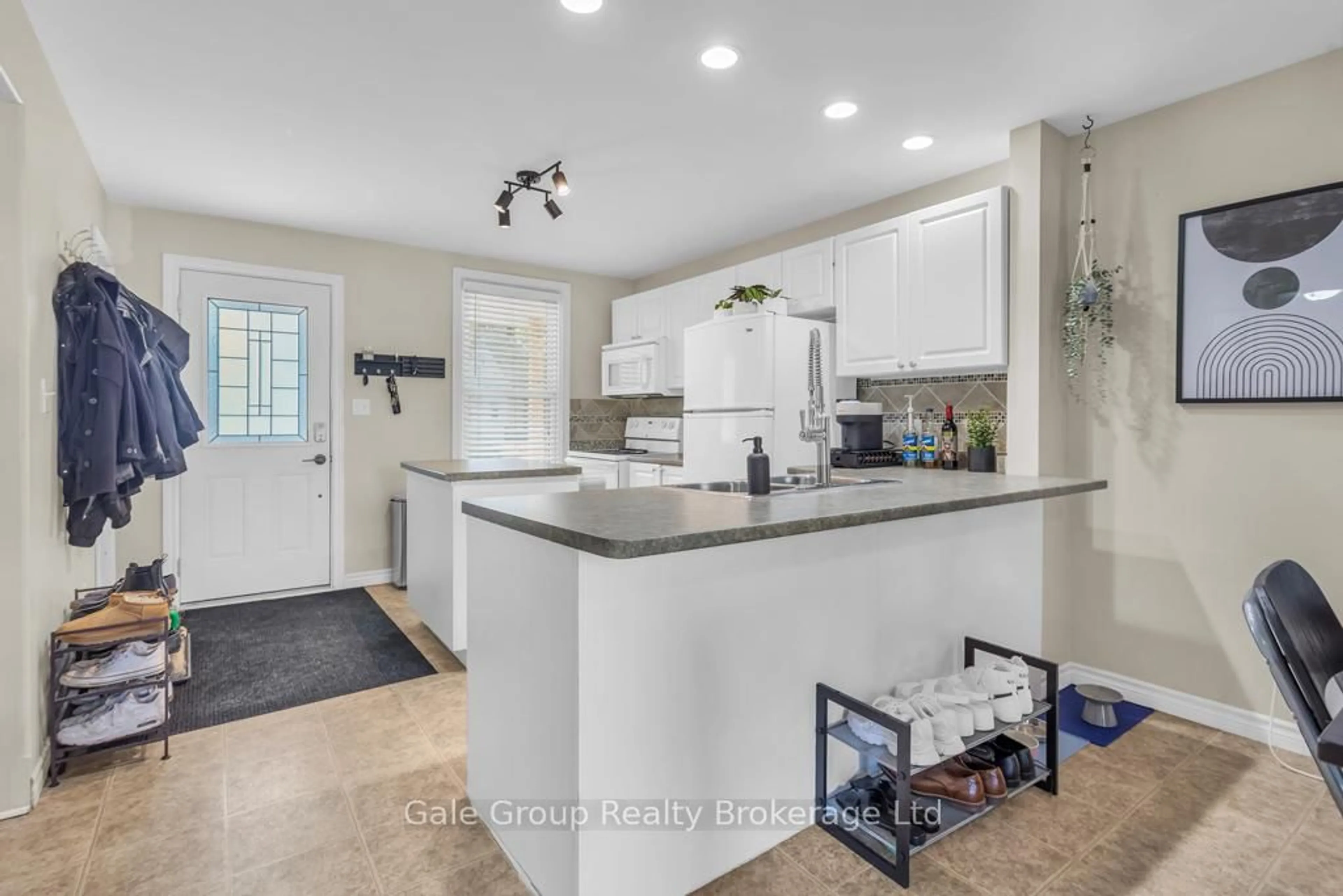 Open concept kitchen, ceramic/tile floor for 17 ARTHUR St, Woodstock Ontario N4S 7G9
