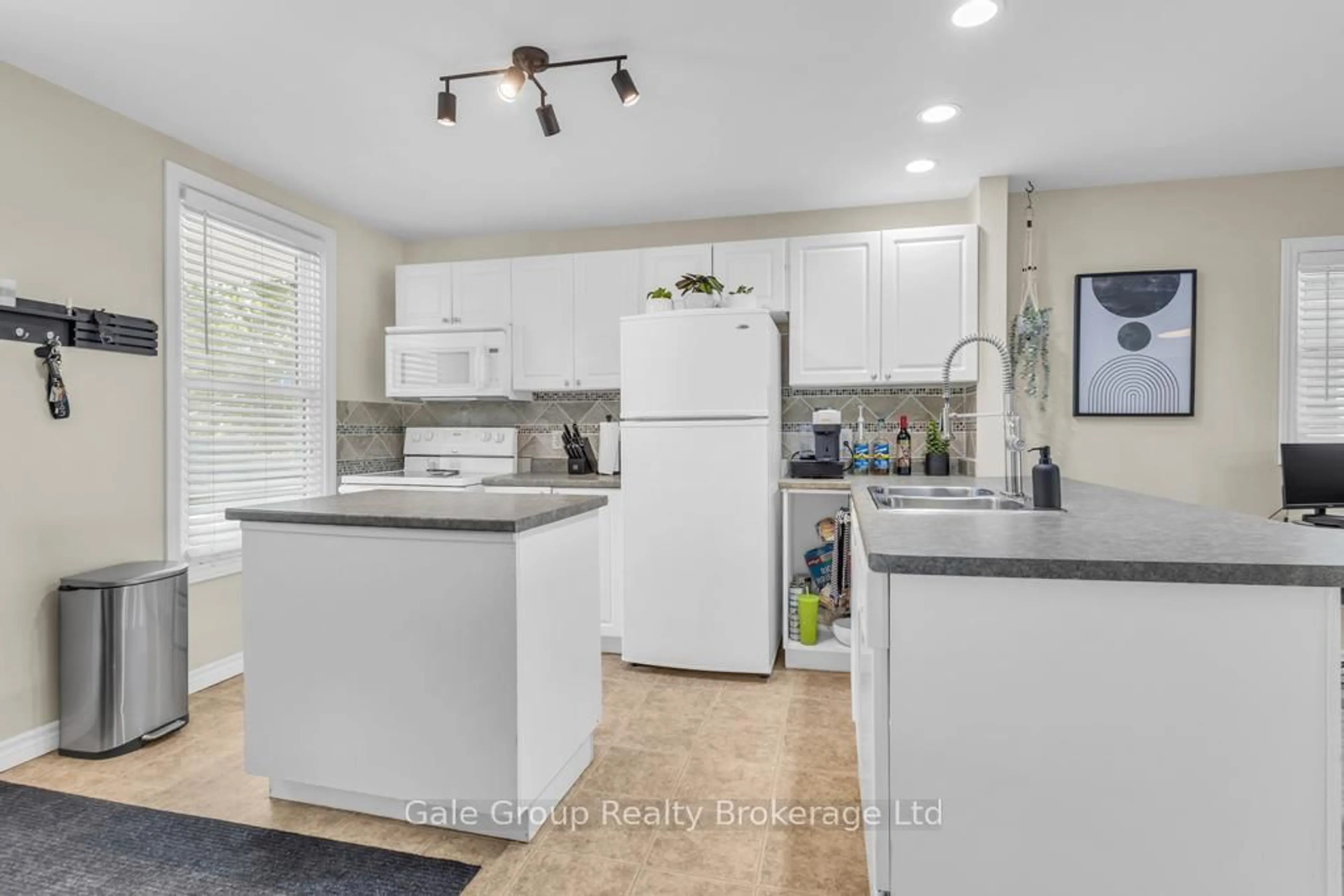 Open concept kitchen, ceramic/tile floor for 17 ARTHUR St, Woodstock Ontario N4S 7G9