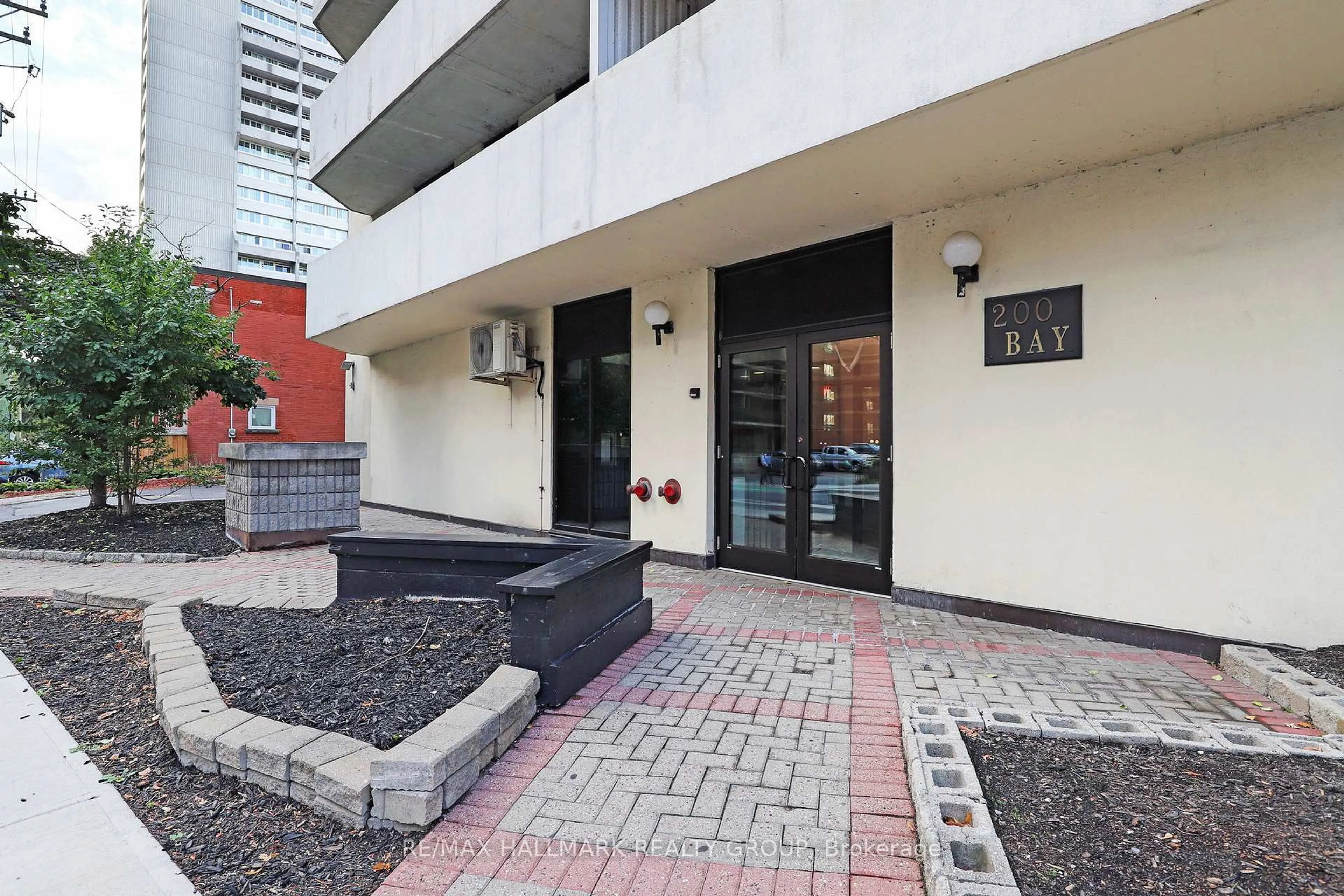 Patio, street for 200 Bay St #704, Ottawa Ontario K1R 7W8