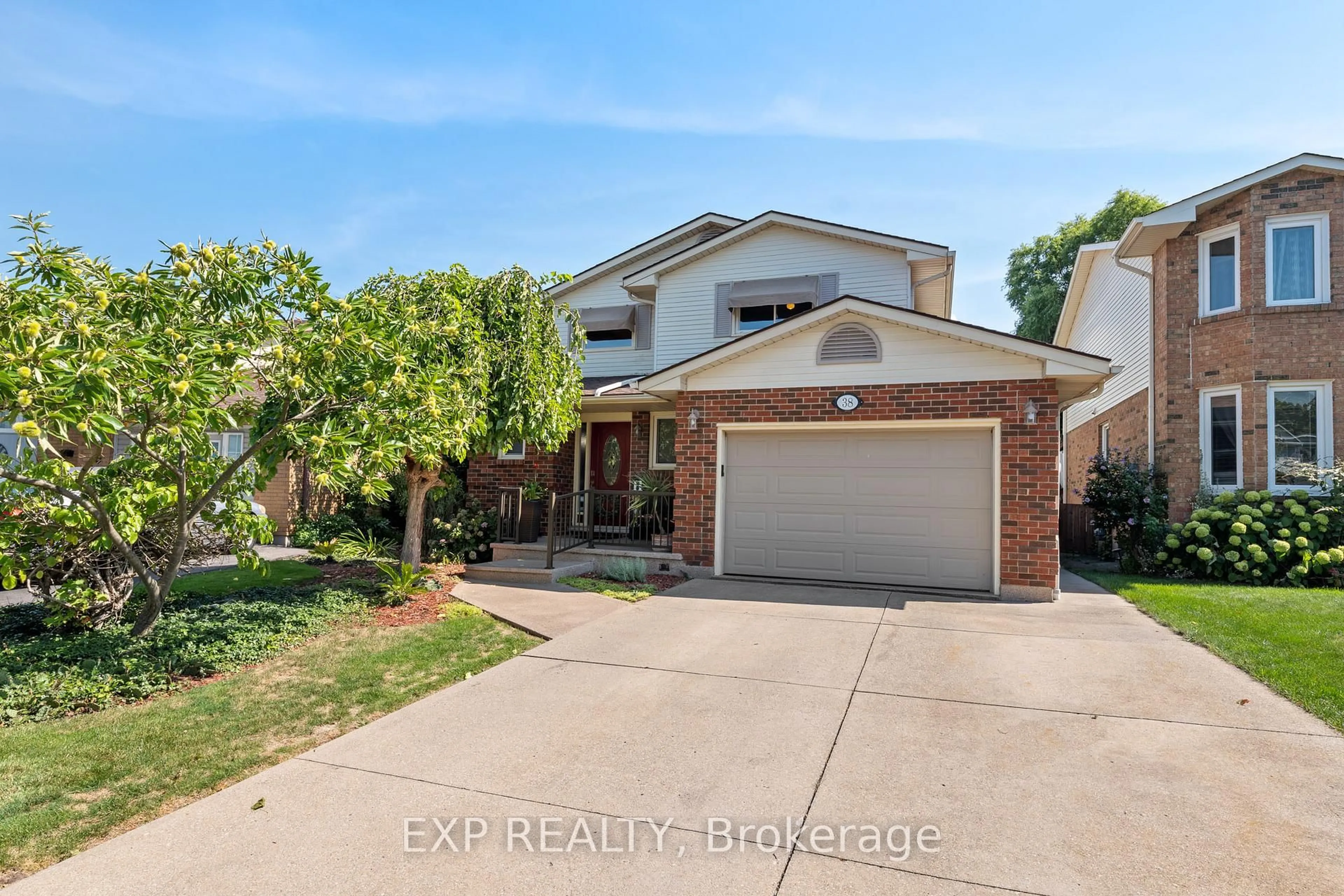 A pic from outside/outdoor area/front of a property/back of a property/a pic from drone, street for 38 Capri St, Thorold Ontario L2V 4S8