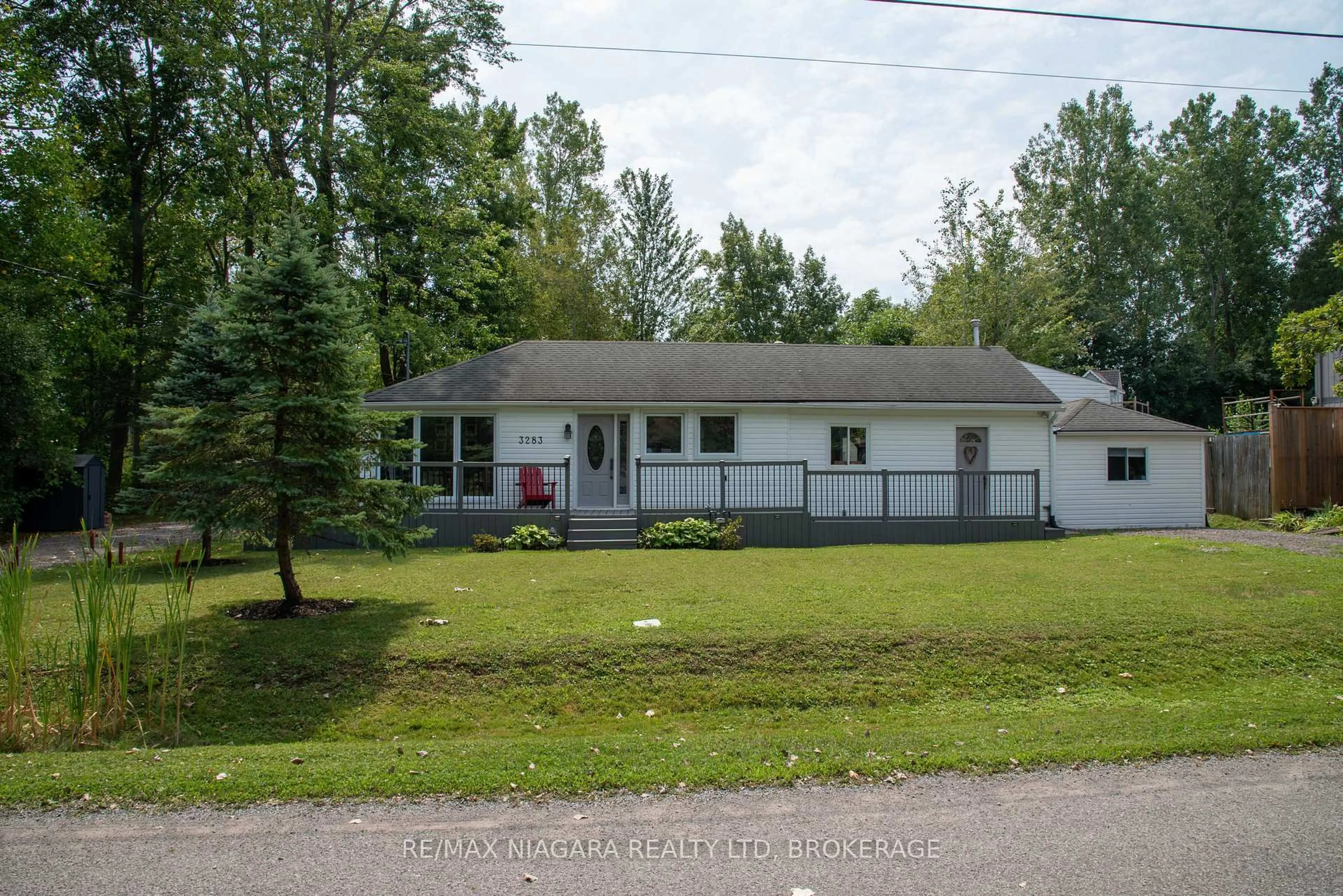 A pic from outside/outdoor area/front of a property/back of a property/a pic from drone, street for 3283 GROVE Ave, Fort Erie Ontario L0S 1N0
