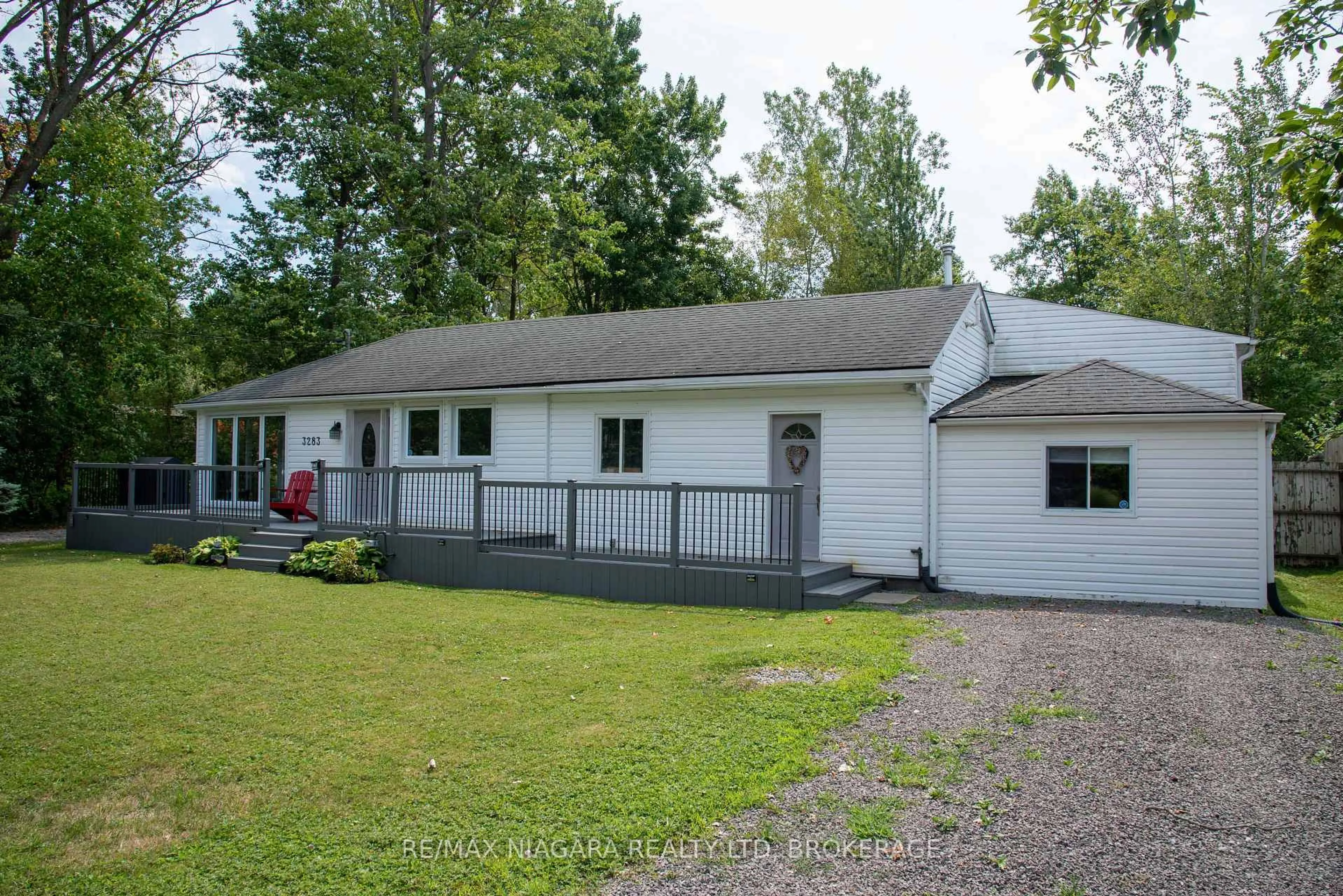 A pic from outside/outdoor area/front of a property/back of a property/a pic from drone, unknown for 3283 GROVE Ave, Fort Erie Ontario L0S 1N0