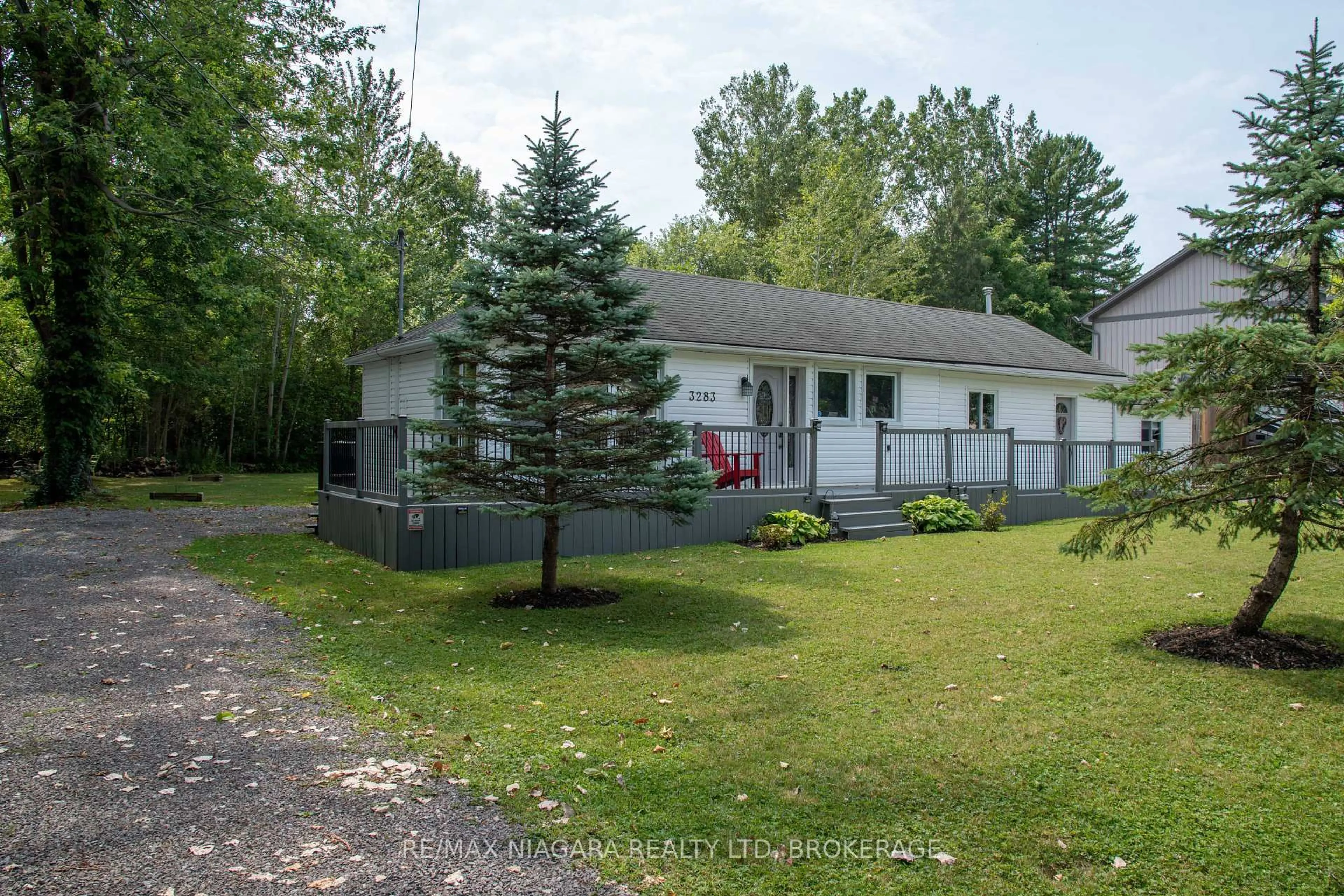 A pic from outside/outdoor area/front of a property/back of a property/a pic from drone, unknown for 3283 GROVE Ave, Fort Erie Ontario L0S 1N0