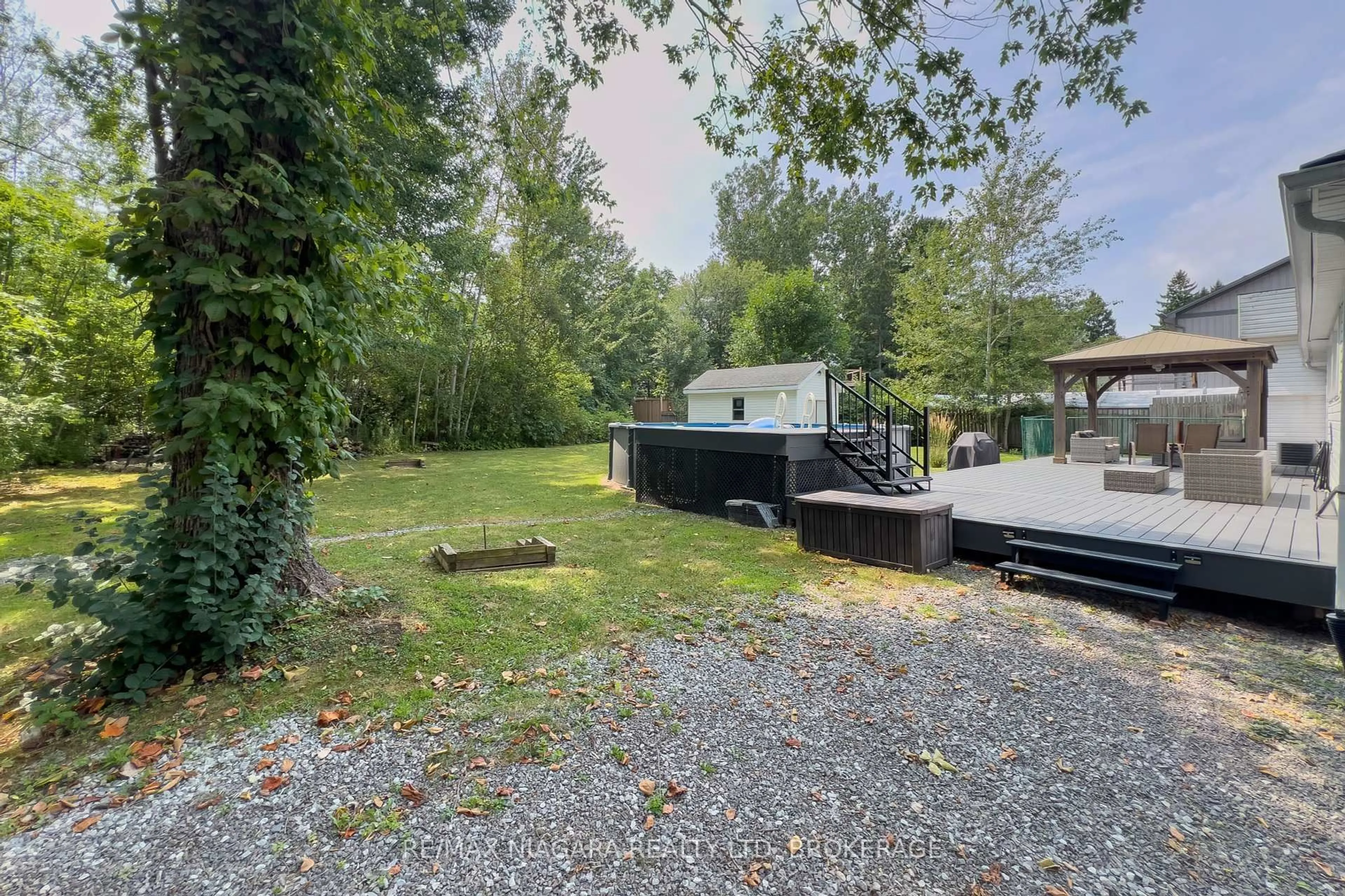 A pic from outside/outdoor area/front of a property/back of a property/a pic from drone, unknown for 3283 GROVE Ave, Fort Erie Ontario L0S 1N0