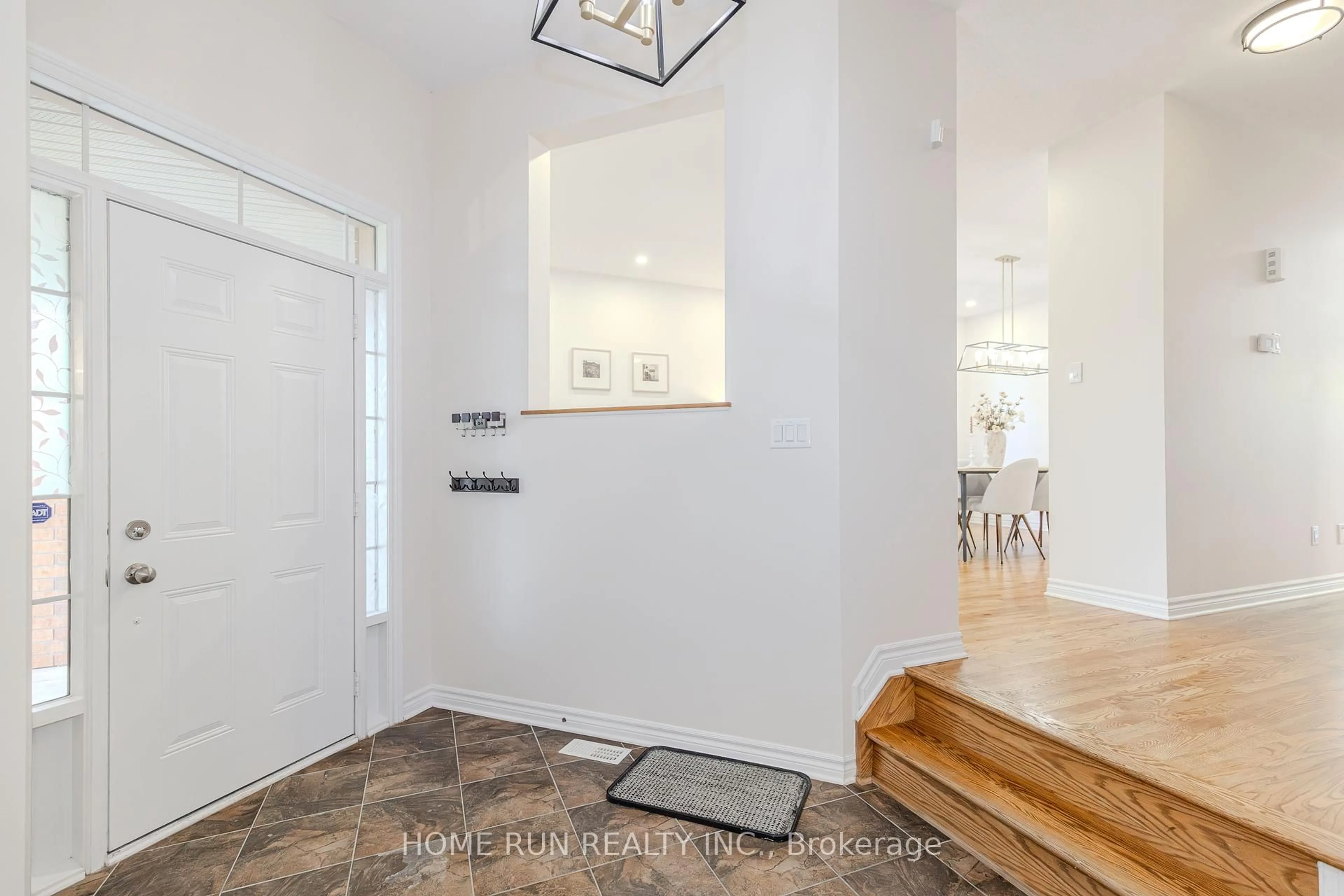 Indoor entryway for 245 Kiwanis Crt, Ottawa Ontario K1T 0H6
