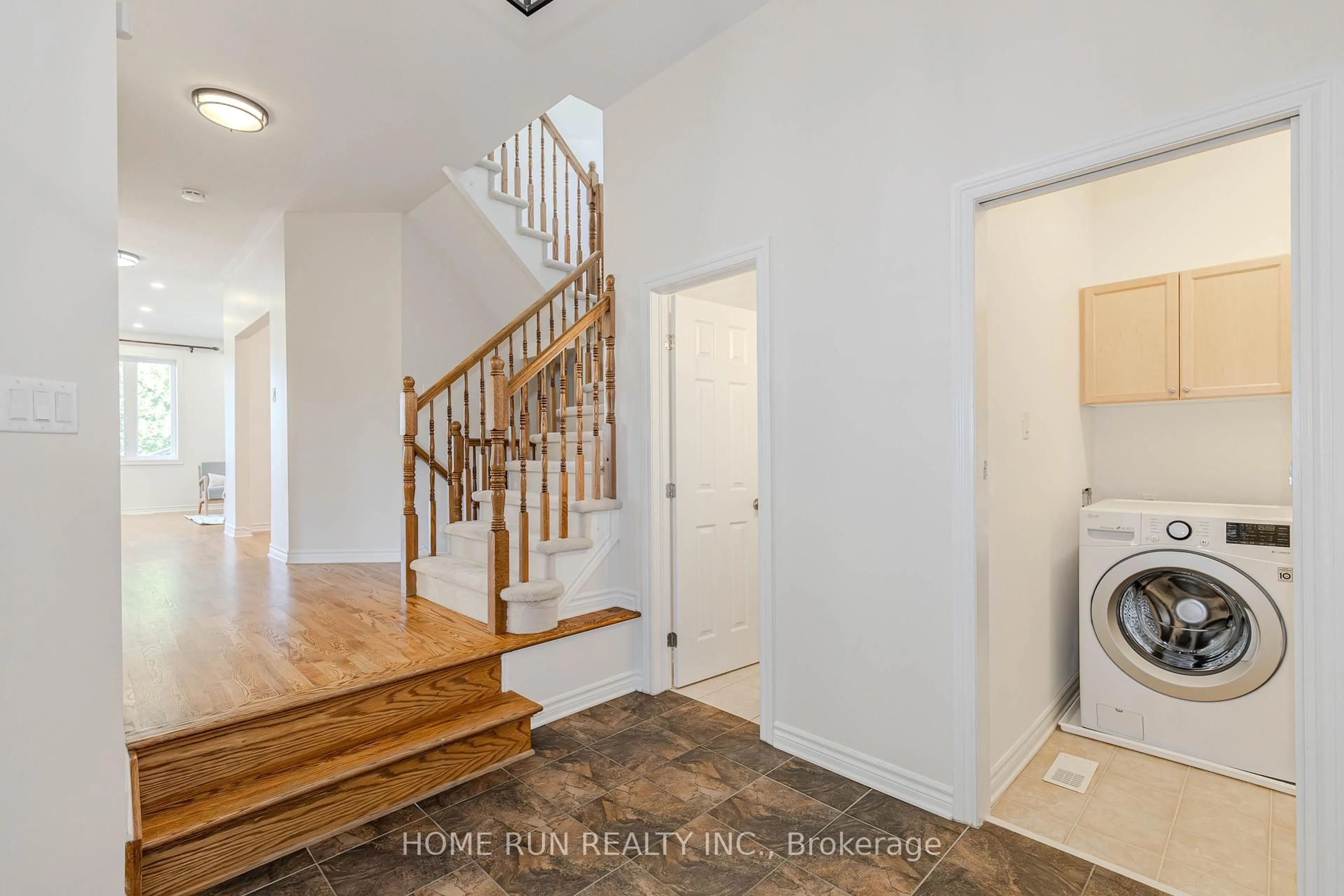Indoor entryway for 245 Kiwanis Crt, Ottawa Ontario K1T 0H6