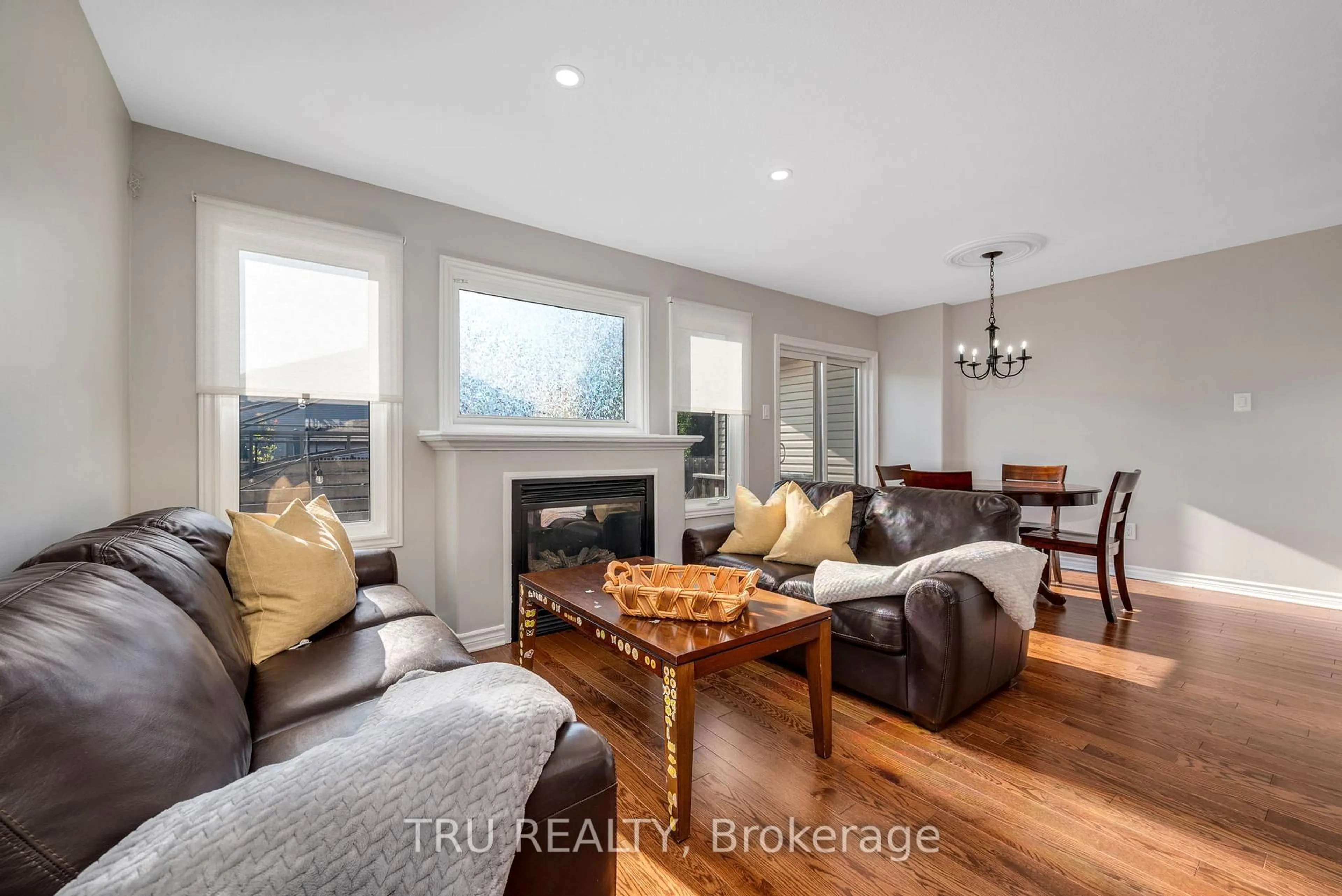 Living room with furniture, wood/laminate floor for 960 Linaria Walk, Ottawa Ontario K4A 0H9