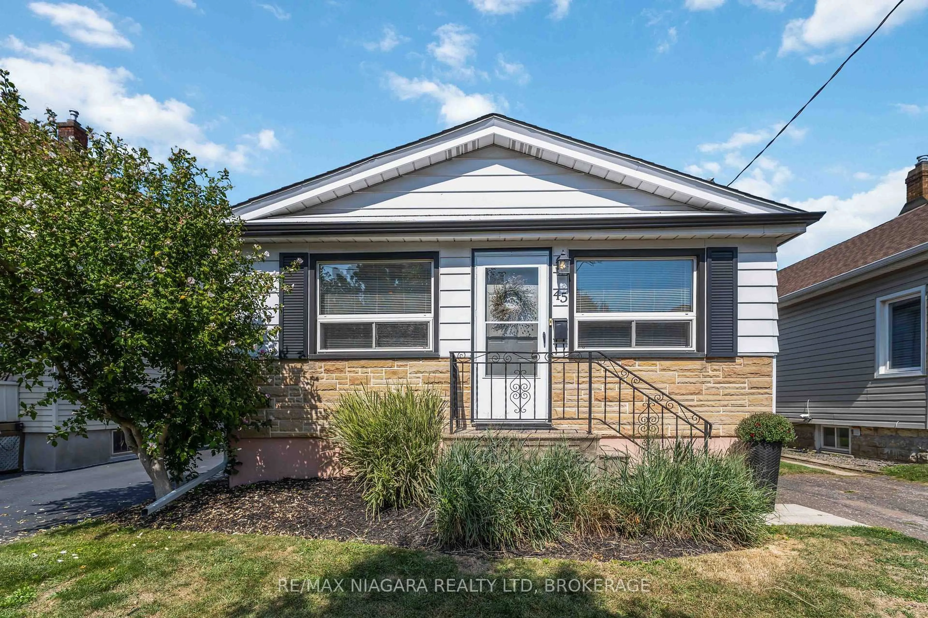 Home with vinyl exterior material, street for 45 Junkin St, St. Catharines Ontario L2R 1N5
