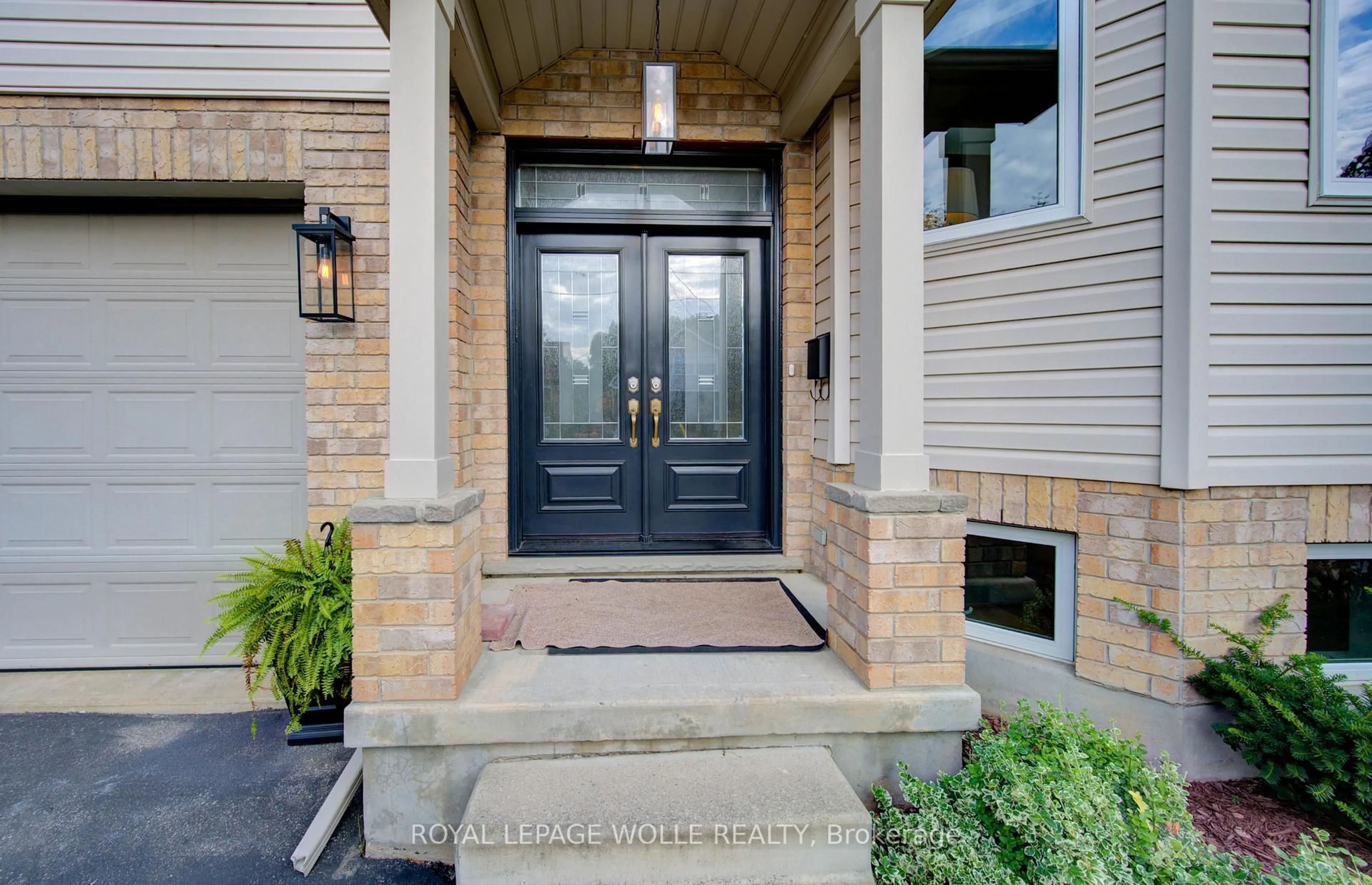Indoor entryway for 325 Middle St, Cambridge Ontario N3H 3Z7