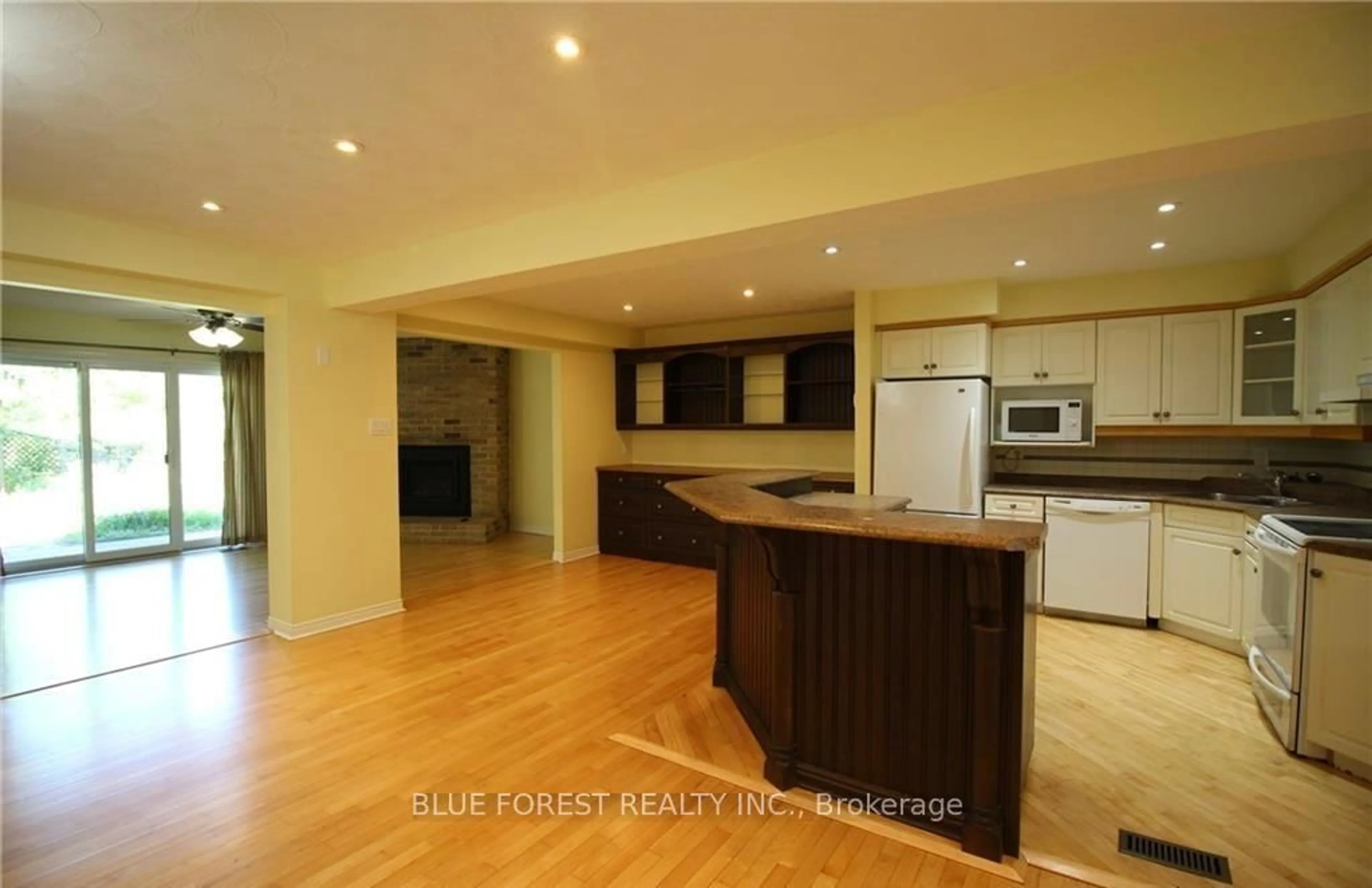 Open concept kitchen, wood/laminate floor for 1678 Attawandaron Rd, London North Ontario N6G 3M8