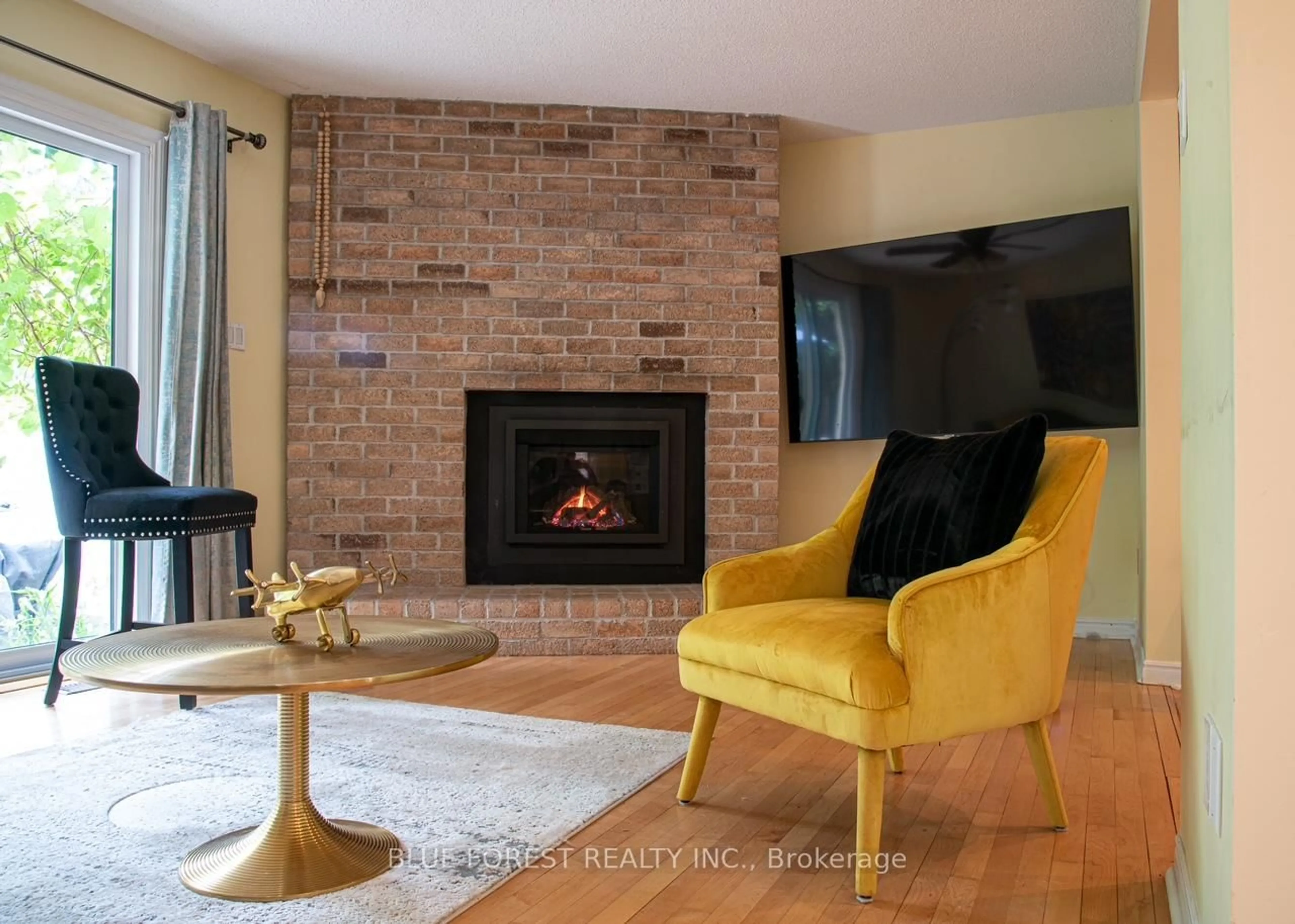 Living room with furniture, unknown for 1678 Attawandaron Rd, London North Ontario N6G 3M8