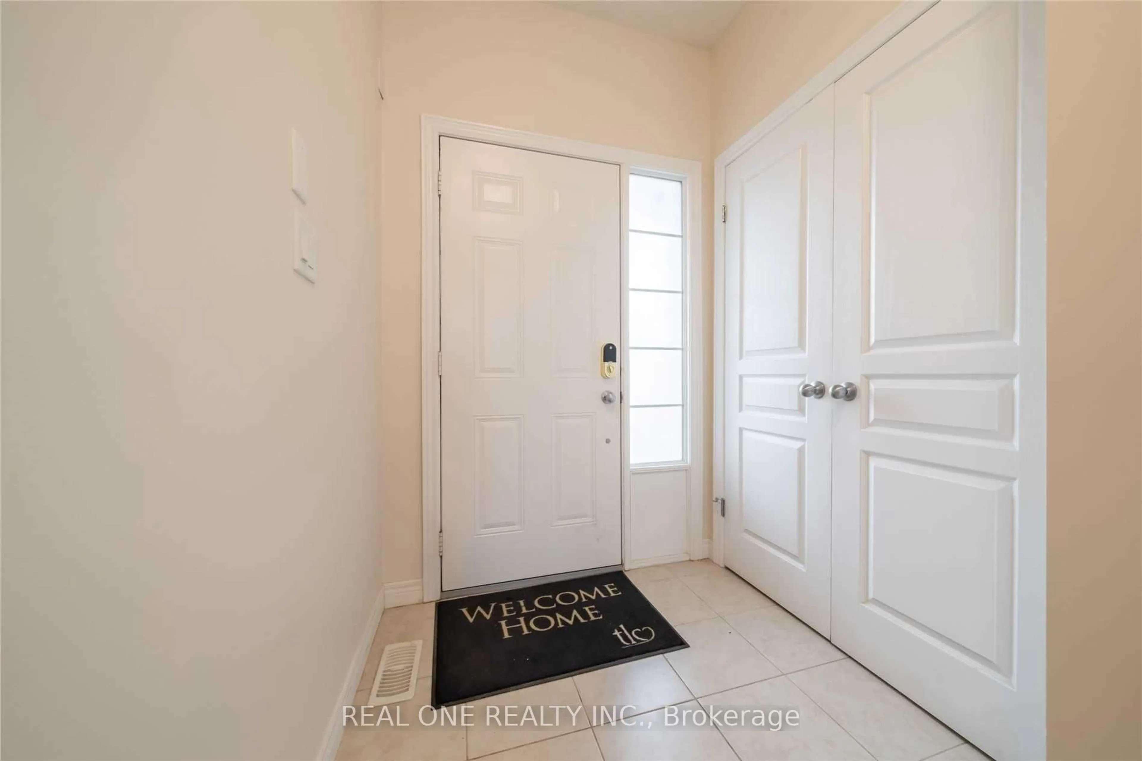 Indoor entryway for 34 House Lane, Hamilton Ontario L9K 0G1