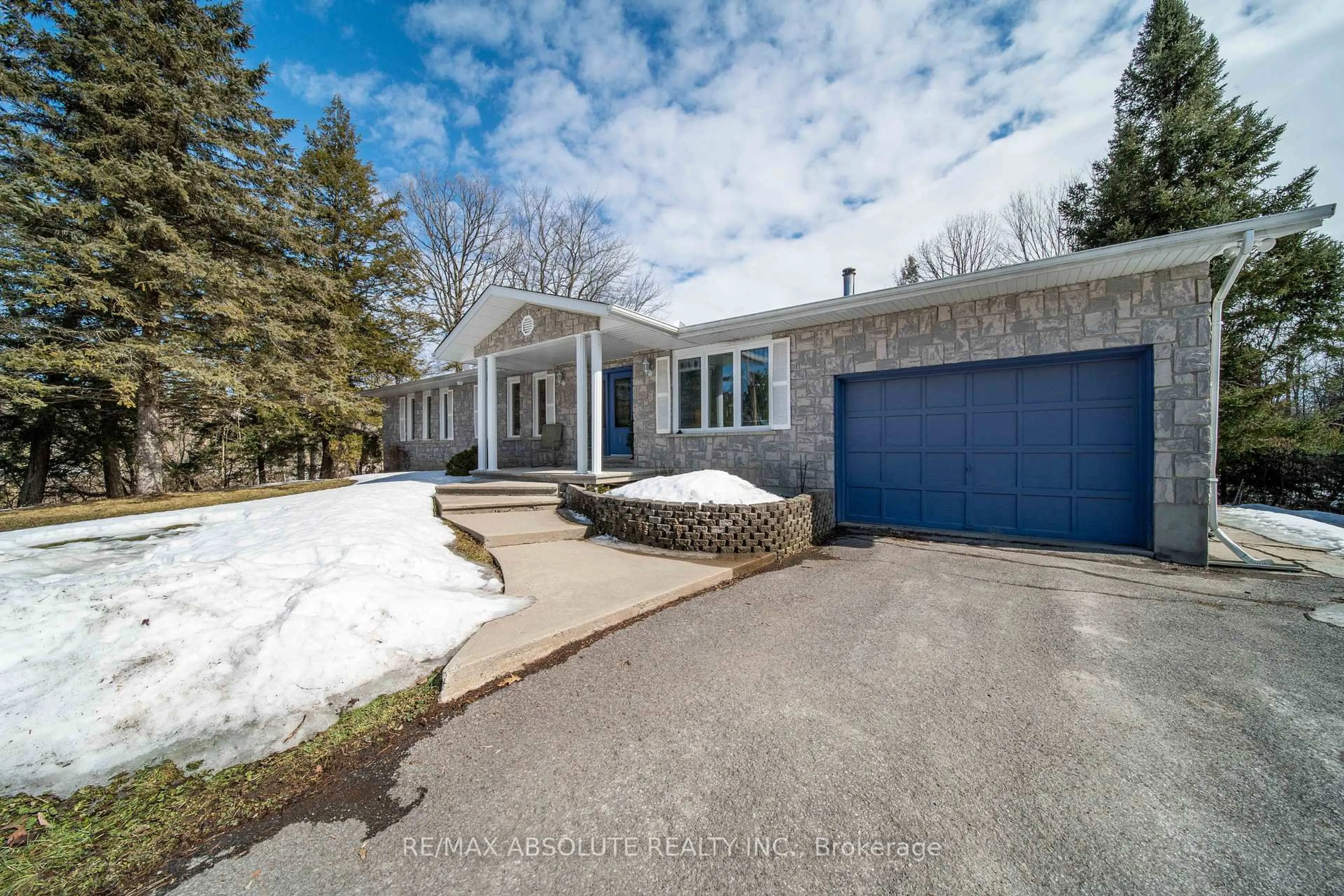 A pic from outside/outdoor area/front of a property/back of a property/a pic from drone, street for 1578 David Rd, Clarence-Rockland Ontario K4K 1K7