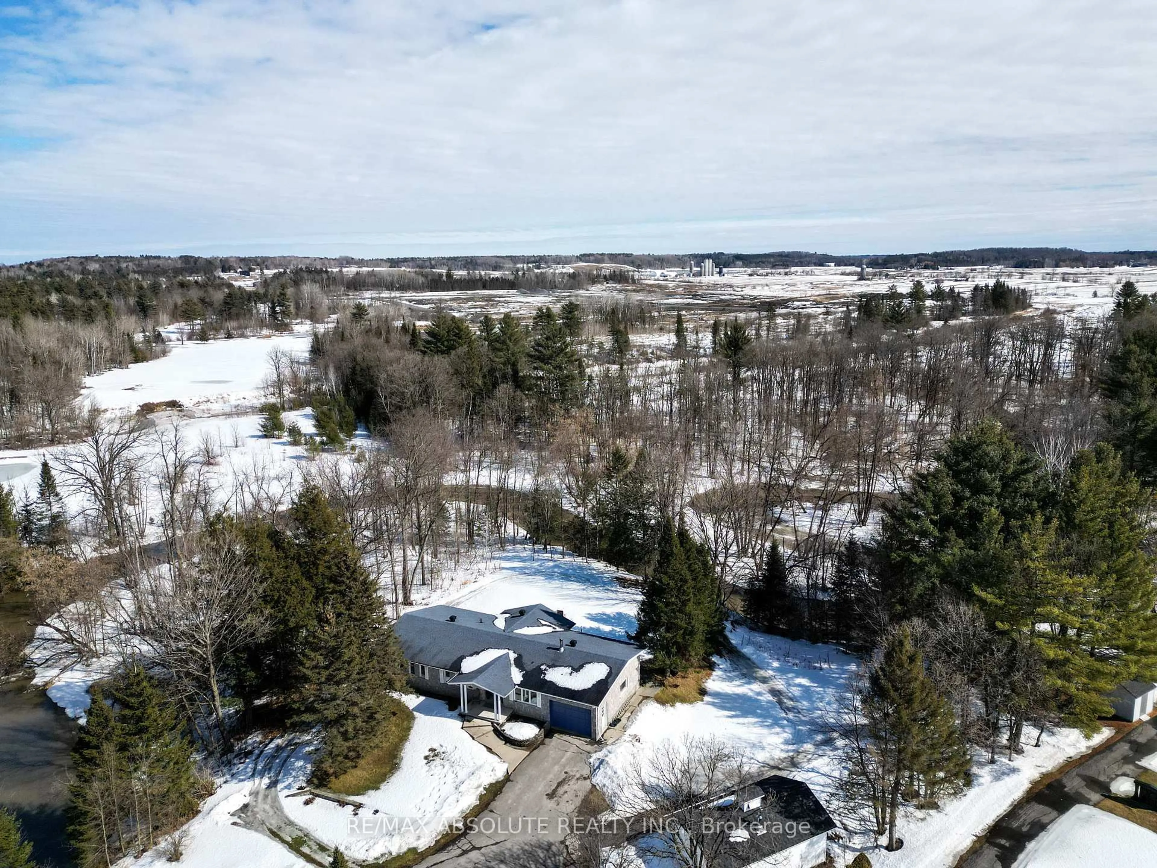 A pic from outside/outdoor area/front of a property/back of a property/a pic from drone, water/lake/river/ocean view for 1578 David Rd, Clarence-Rockland Ontario K4K 1K7