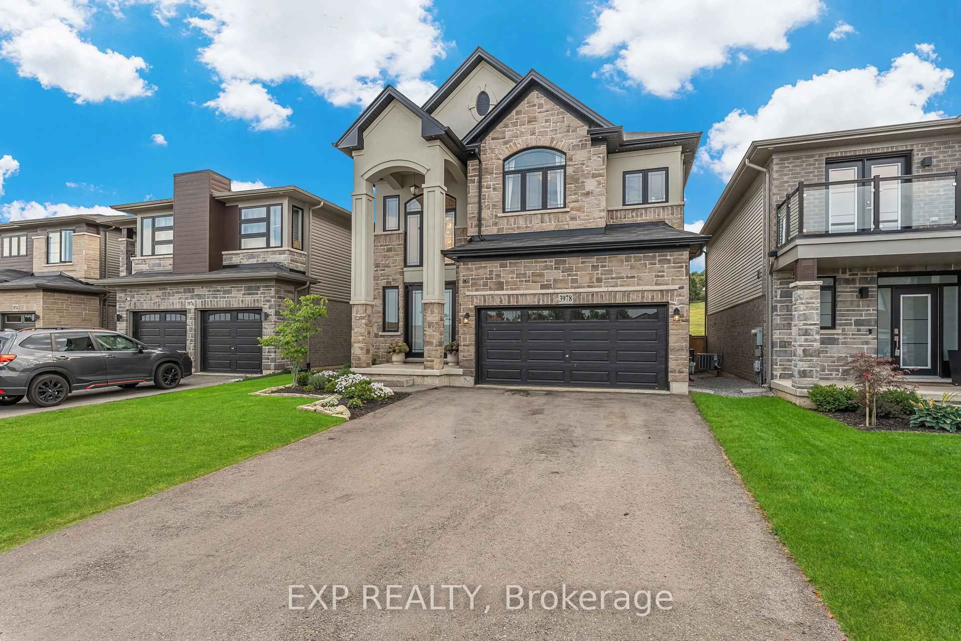 A pic from outside/outdoor area/front of a property/back of a property/a pic from drone, street for 3978 Highland Park Dr, Lincoln Ontario L3J 0T1