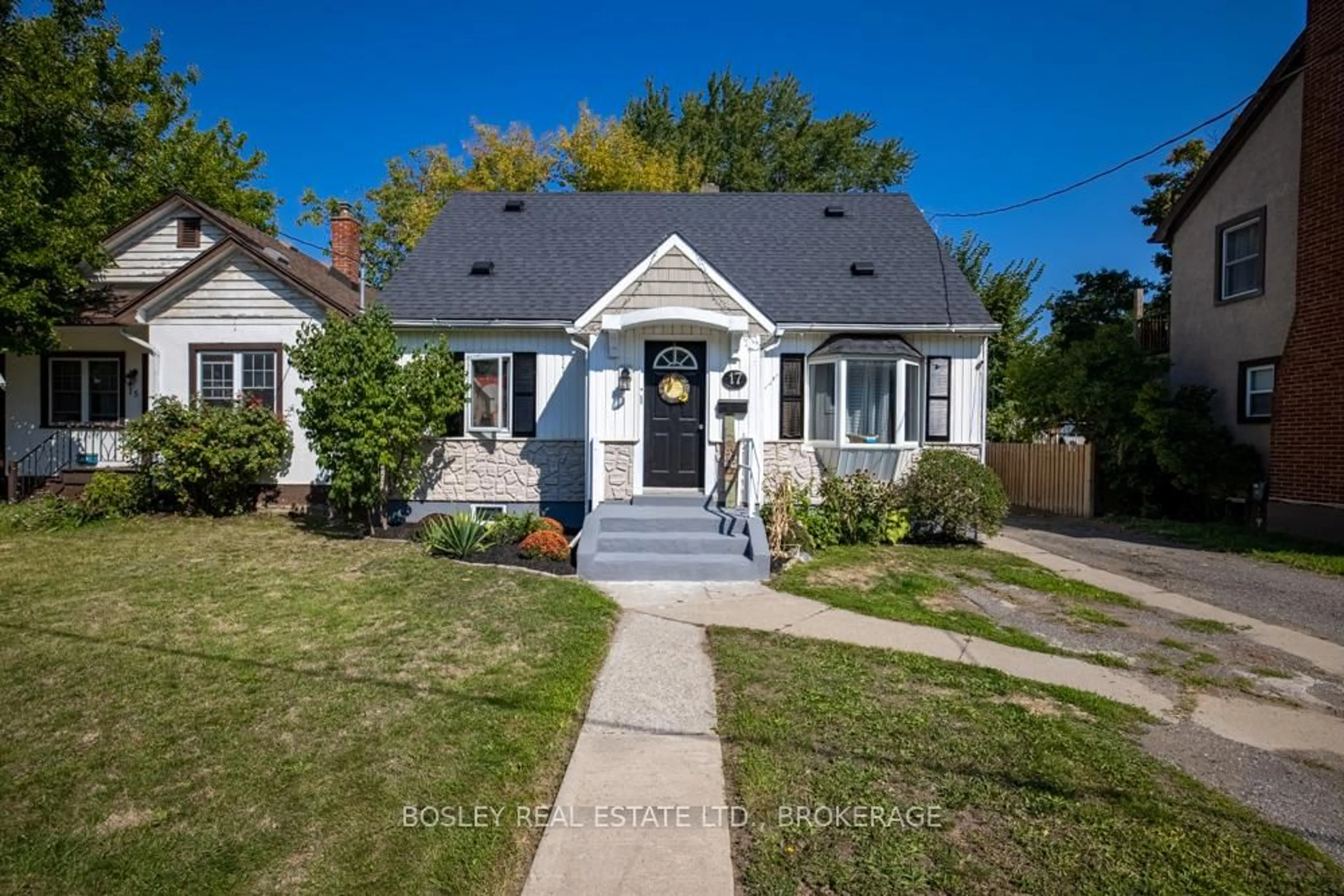 Home with vinyl exterior material, street for 17 Mccalla Dr, St. Catharines Ontario L2N 1A1