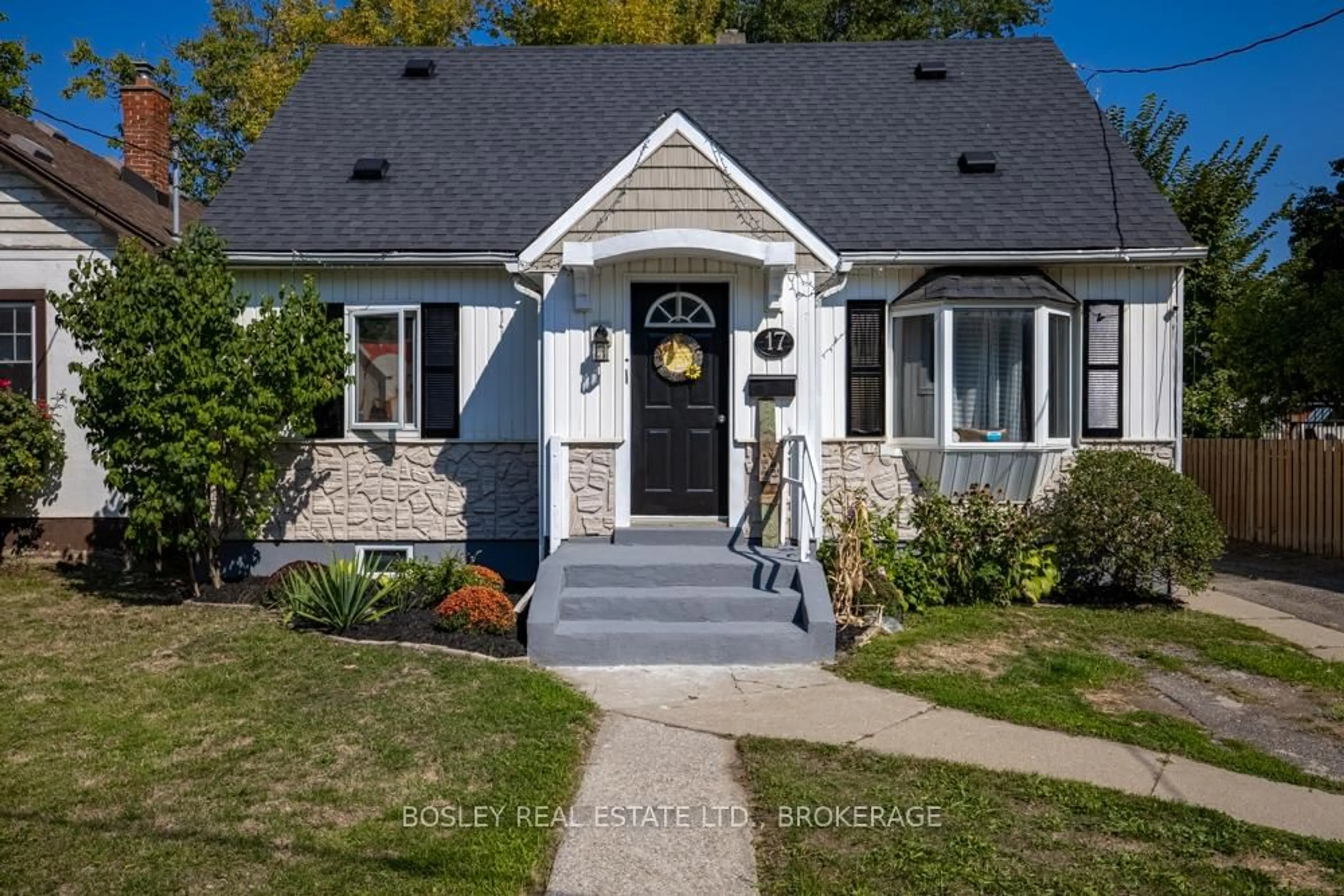 Home with vinyl exterior material, street for 17 Mccalla Dr, St. Catharines Ontario L2N 1A1