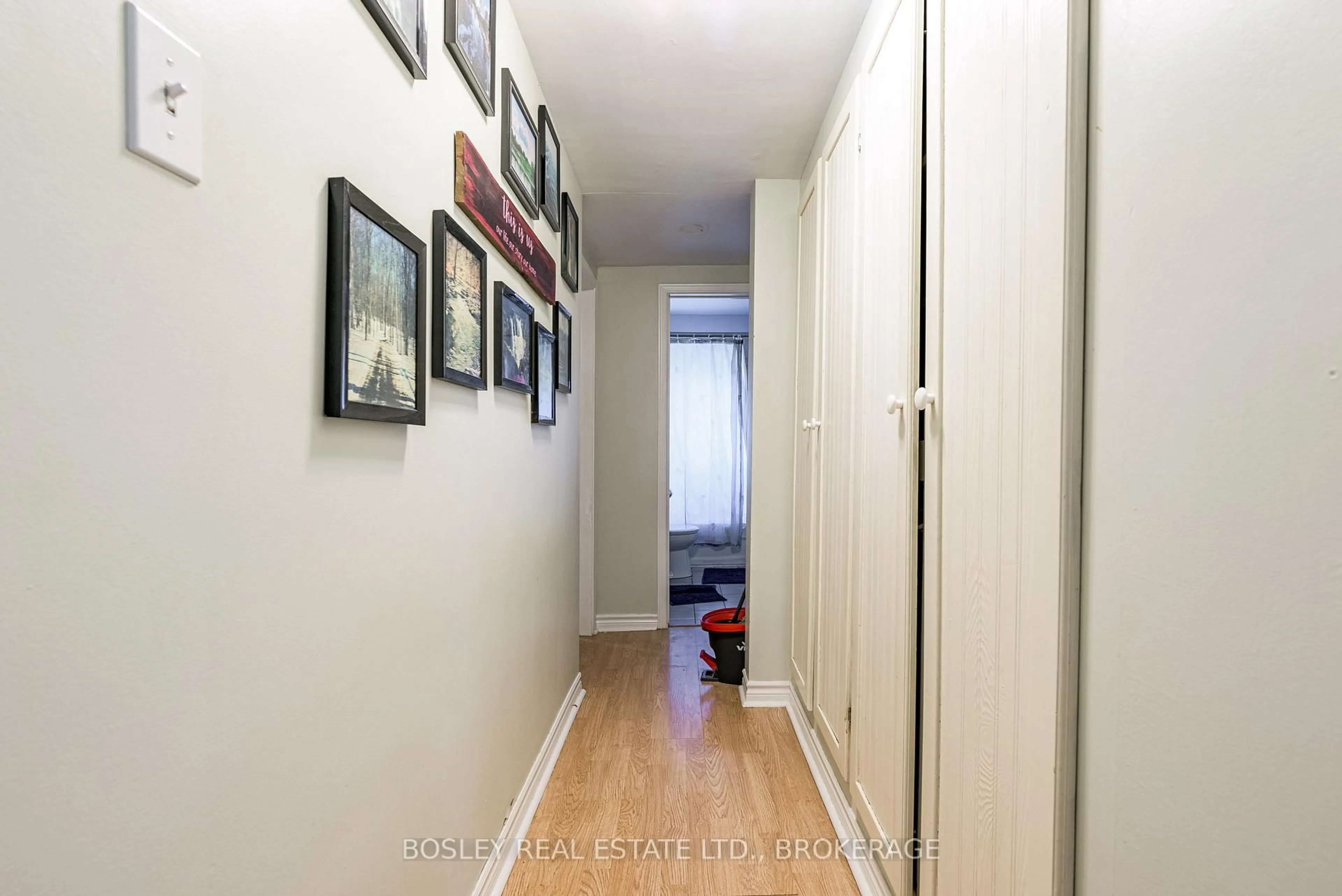 Indoor entryway for 17 Mccalla Dr, St. Catharines Ontario L2N 1A1