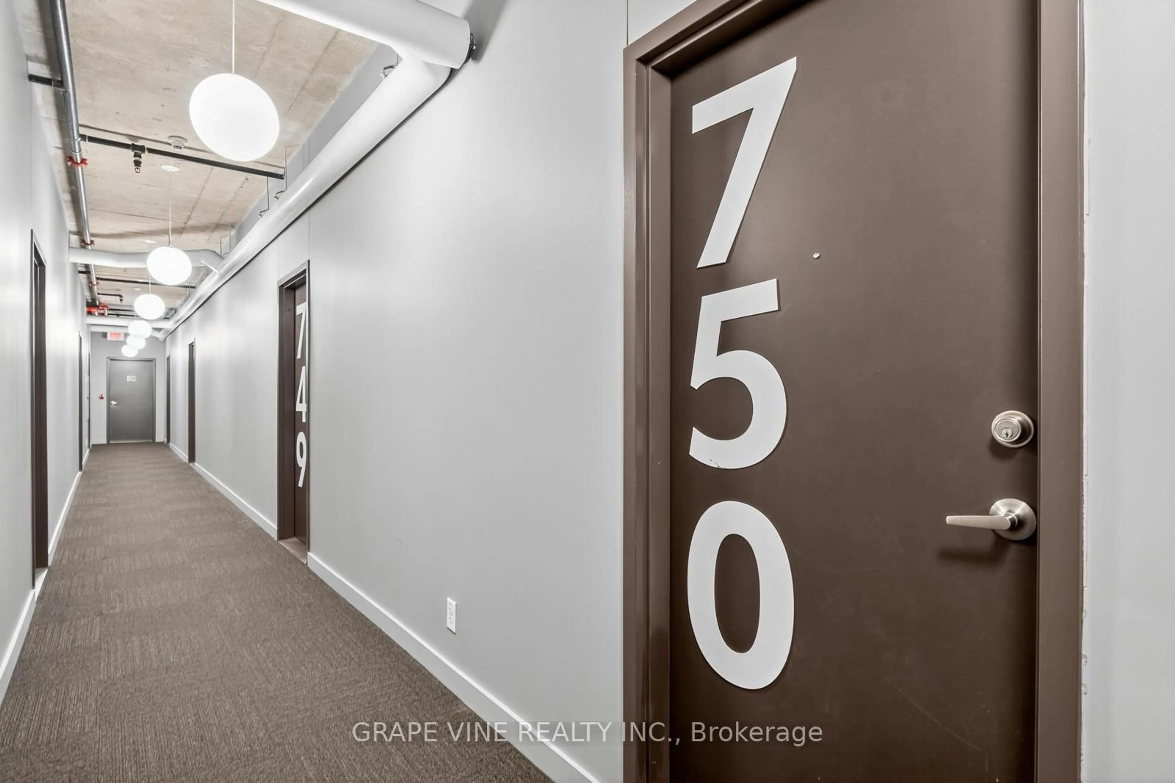 Indoor foyer for 340 Mcleod St #750, Ottawa Ontario K2P 1A4