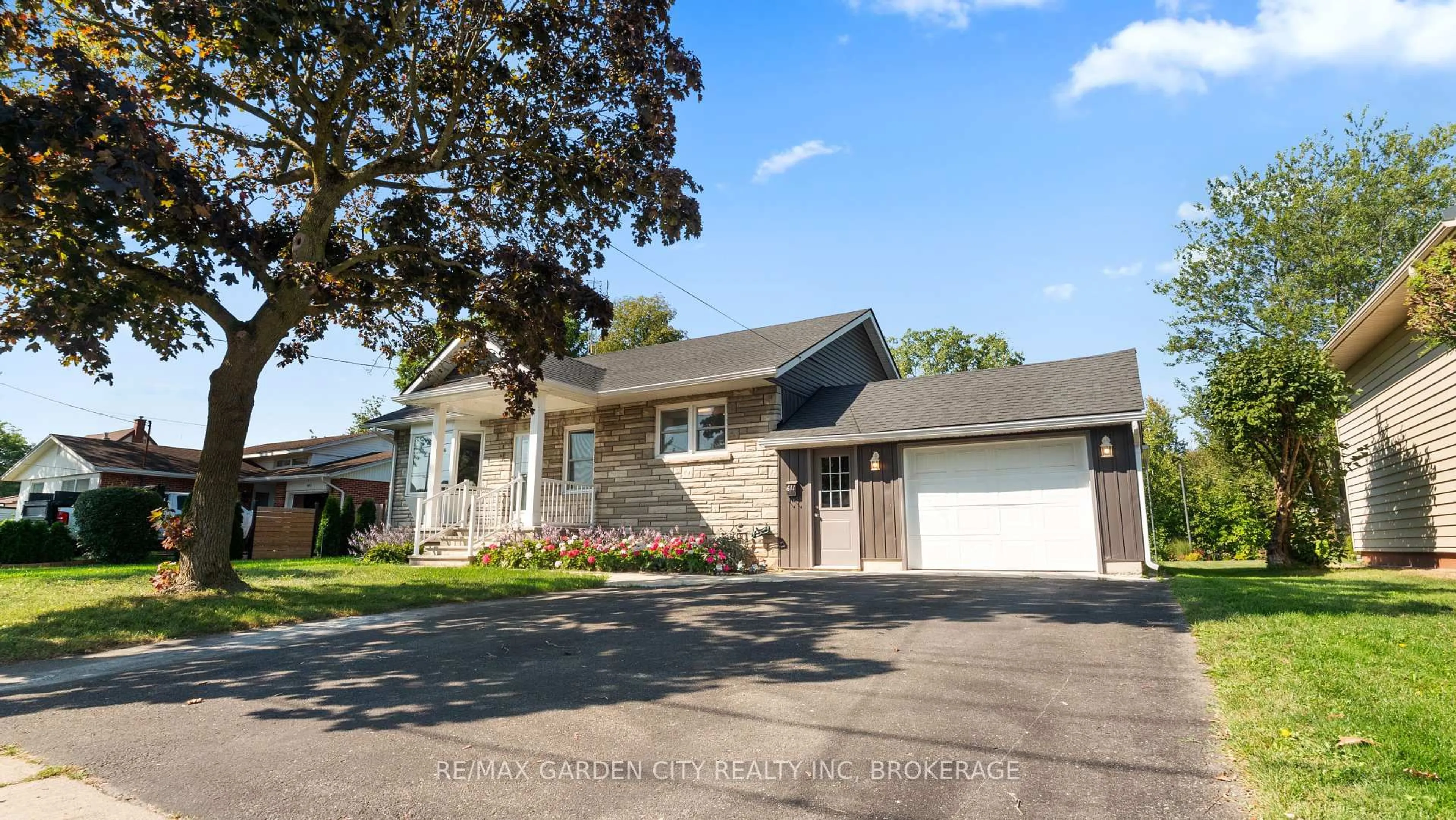 Home with vinyl exterior material, street for 611 Clare Ave, Welland Ontario L3C 3B9
