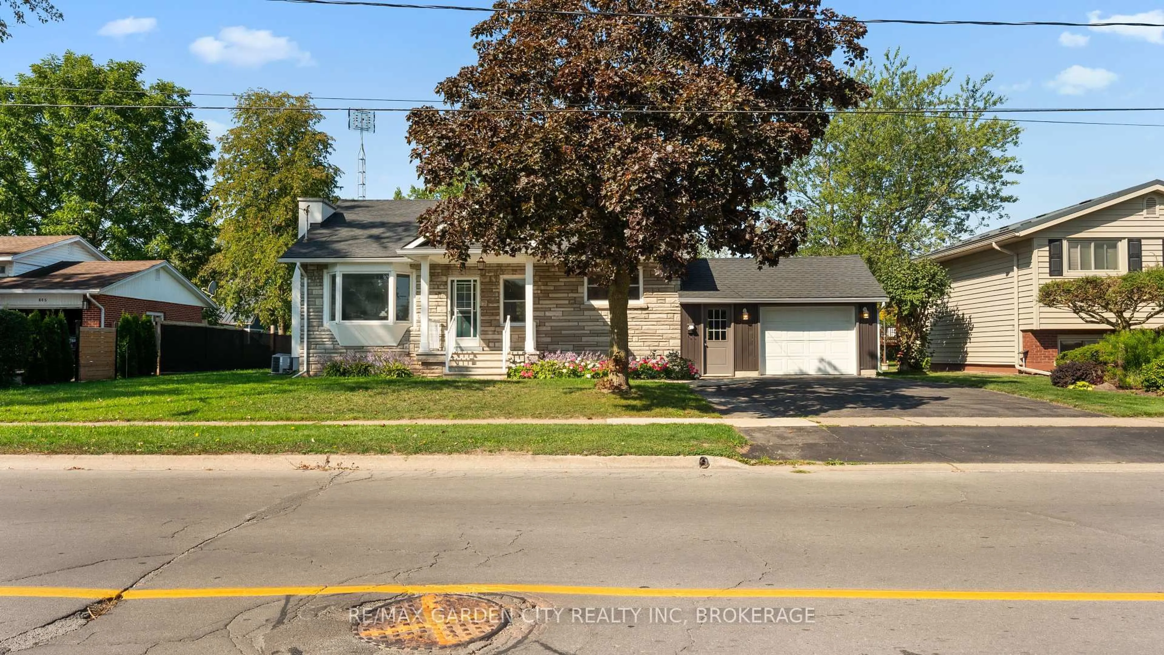 Home with brick exterior material, street for 611 Clare Ave, Welland Ontario L3C 3B9