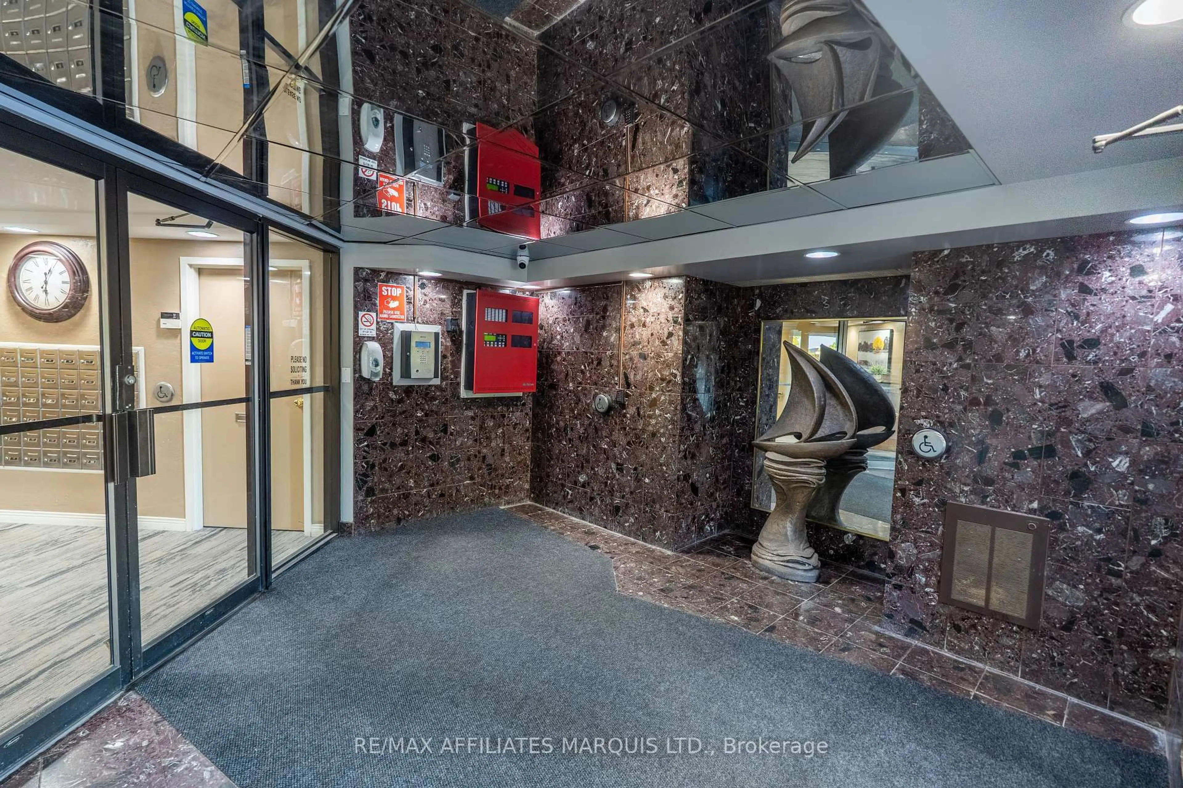 Indoor foyer for 121 Water St #304, Cornwall Ontario K6J 5T8