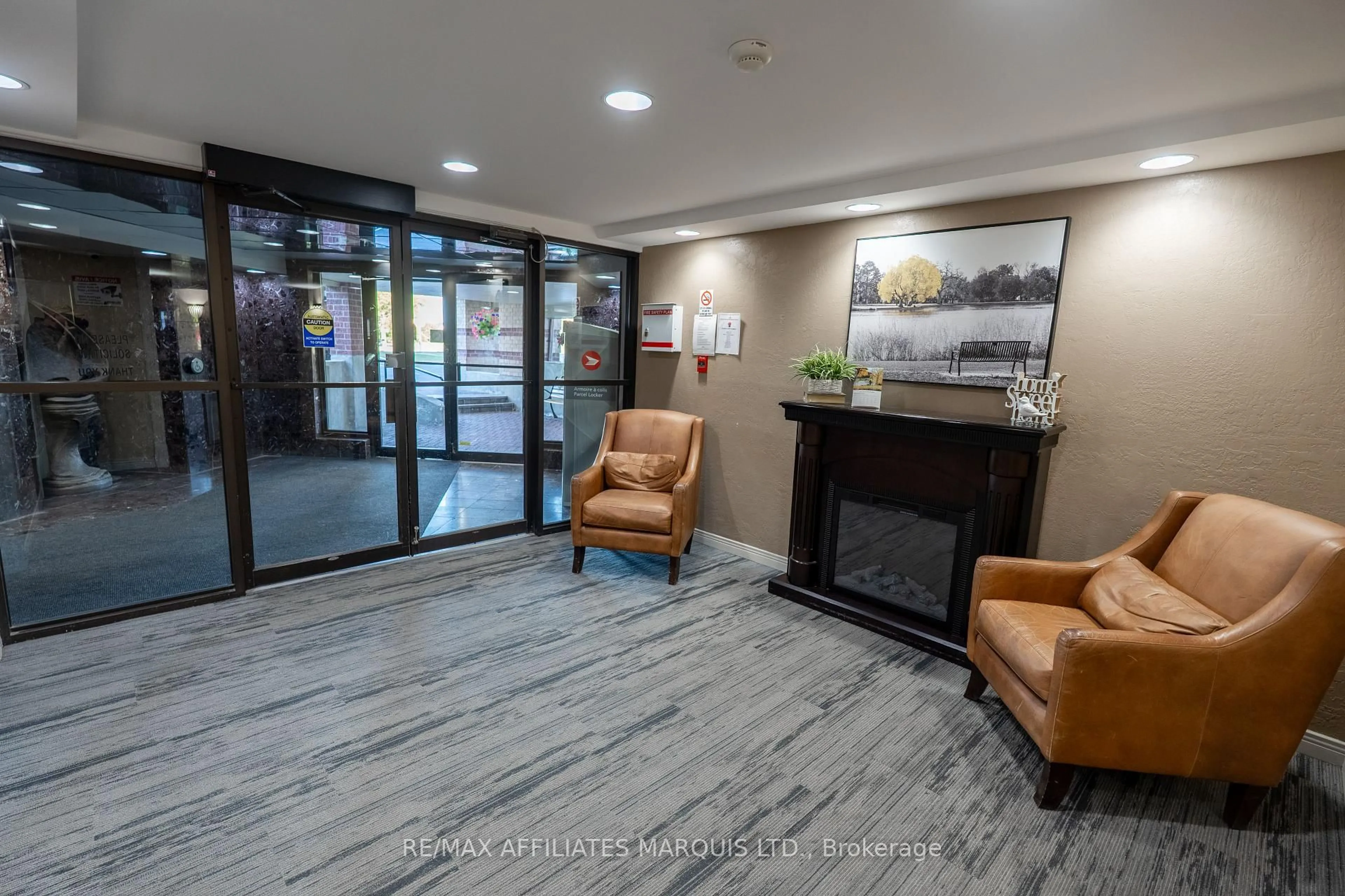 Indoor foyer for 121 Water St #304, Cornwall Ontario K6J 5T8