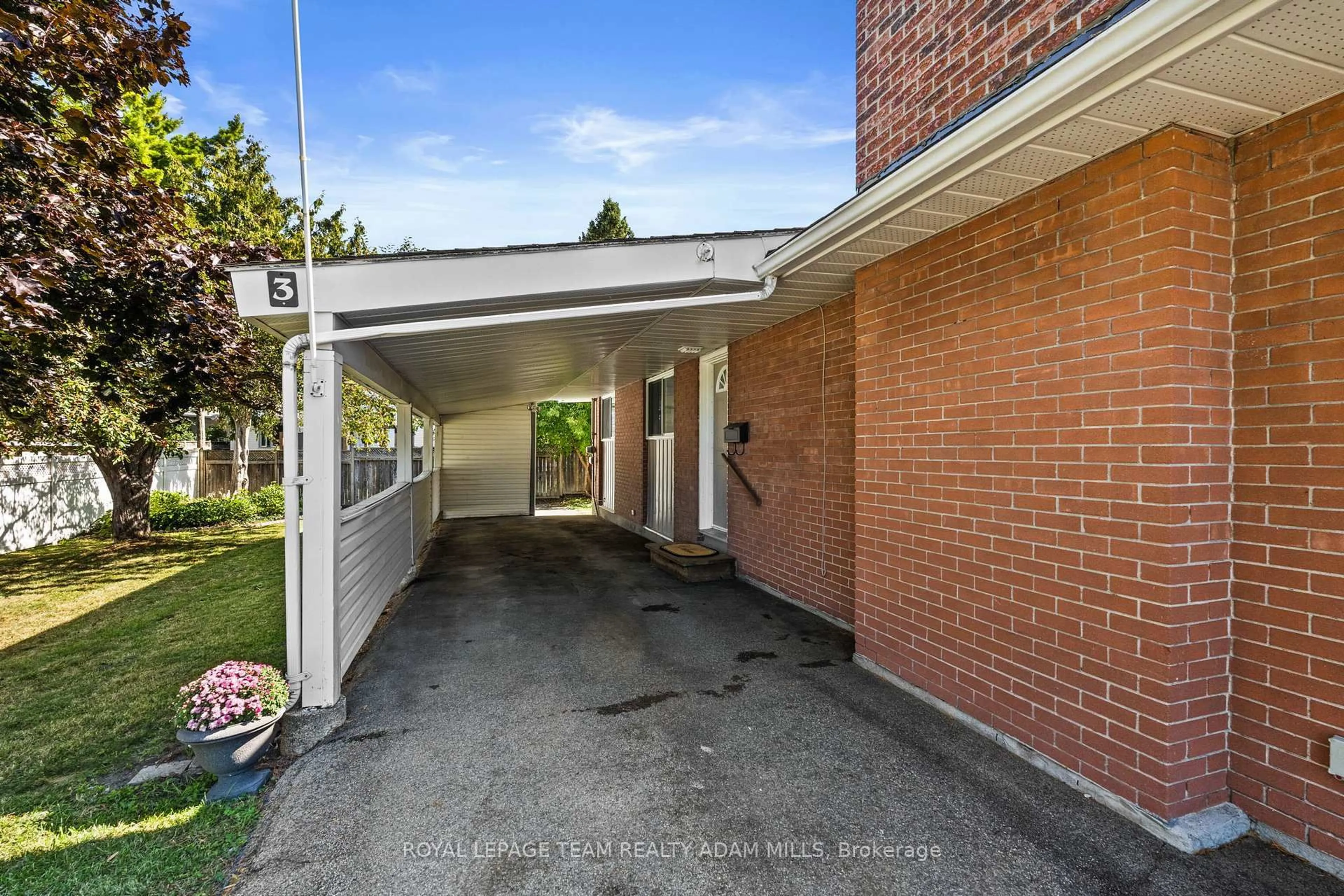 A pic from outside/outdoor area/front of a property/back of a property/a pic from drone, street for 3 Domus Cres, Nepean Ontario K2H 6A3