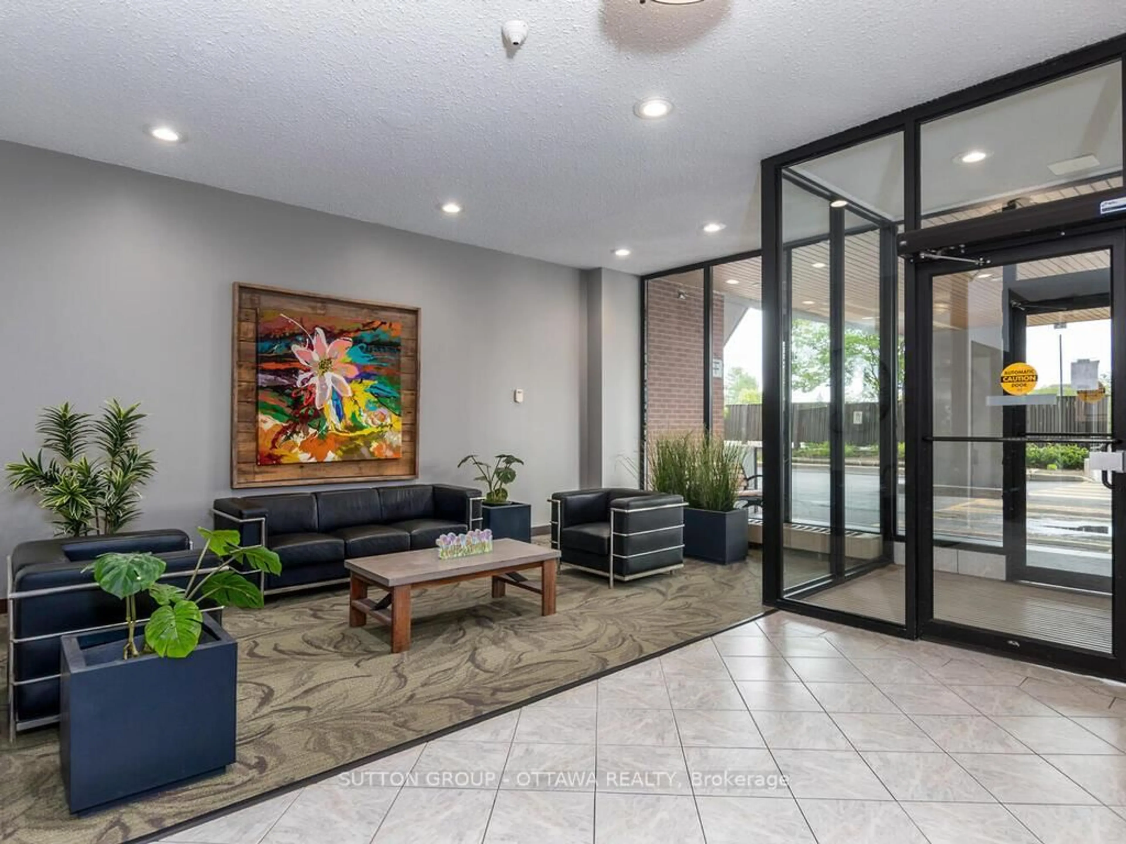 Indoor foyer for 2951 Riverside Dr #203, Ottawa Ontario K1V 8W6