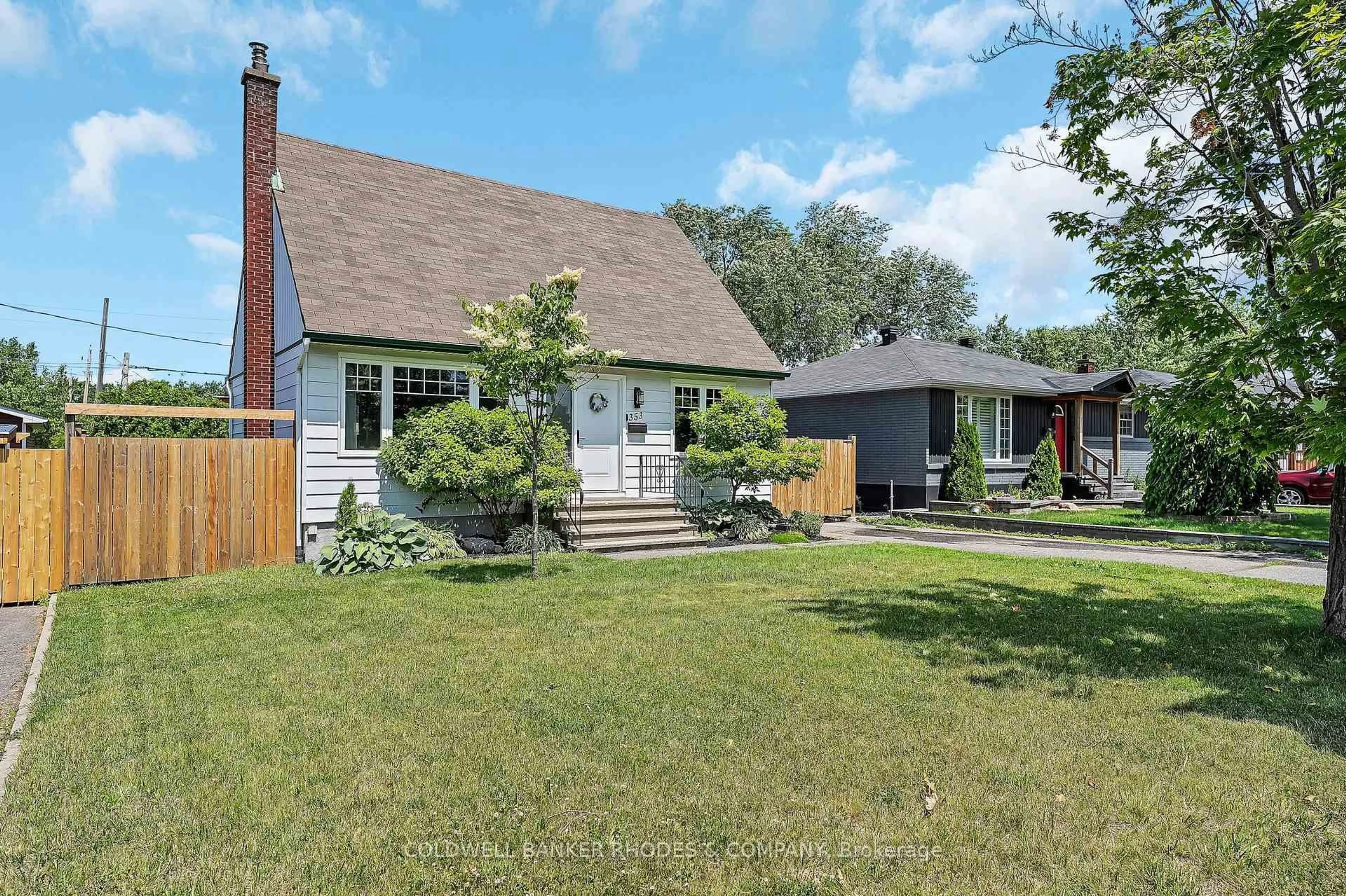 A pic from outside/outdoor area/front of a property/back of a property/a pic from drone, street for 353 Spartan Ave, Ottawa Ontario K1K 1J6