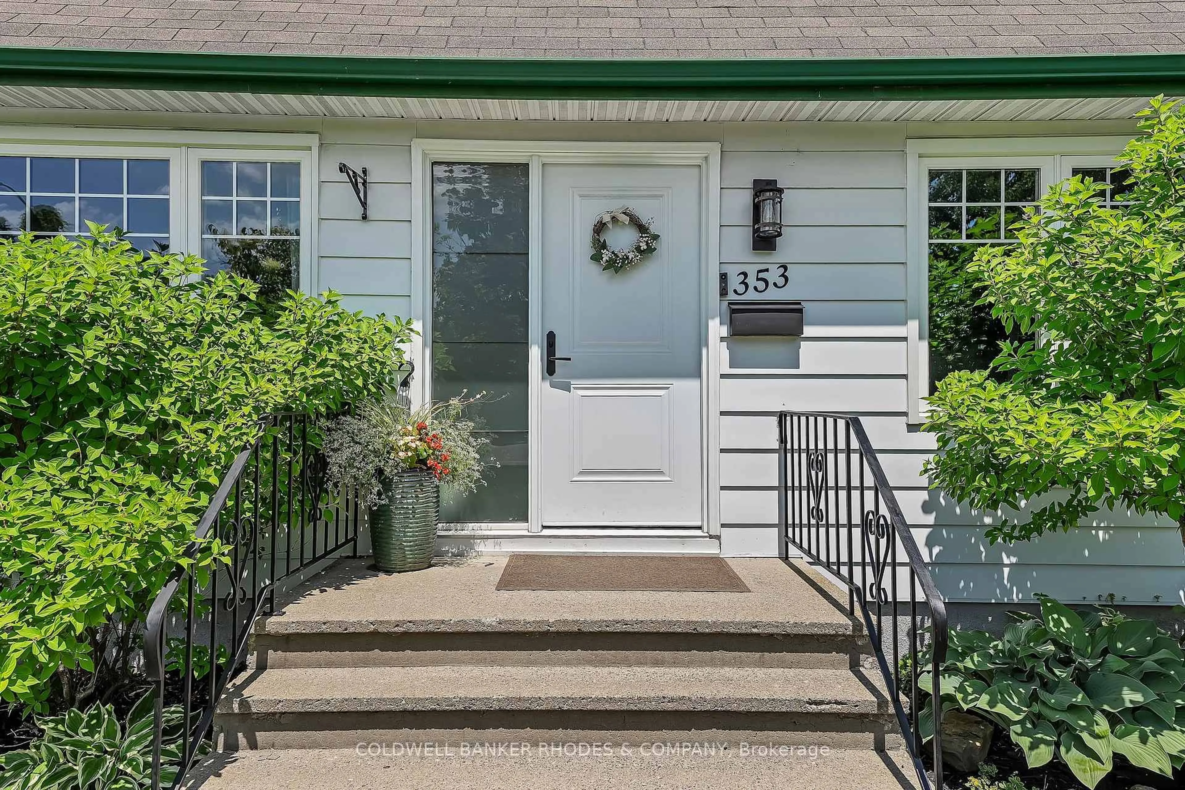Indoor entryway for 353 Spartan Ave, Ottawa Ontario K1K 1J6