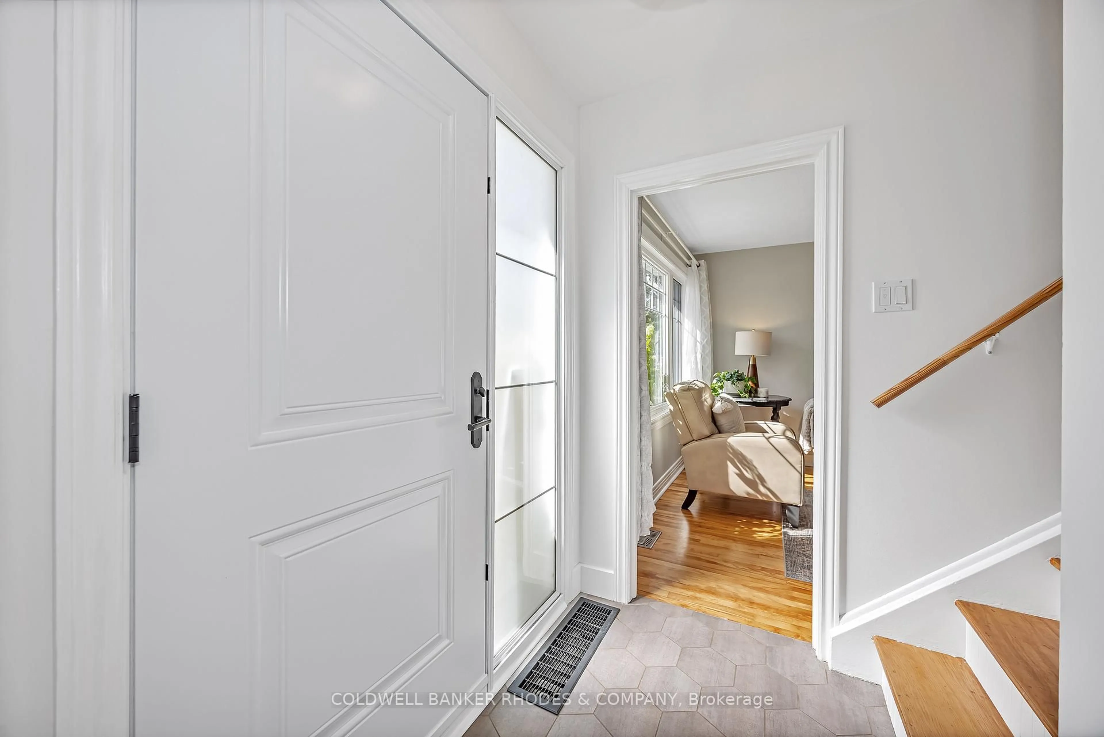 Indoor entryway for 353 Spartan Ave, Ottawa Ontario K1K 1J6