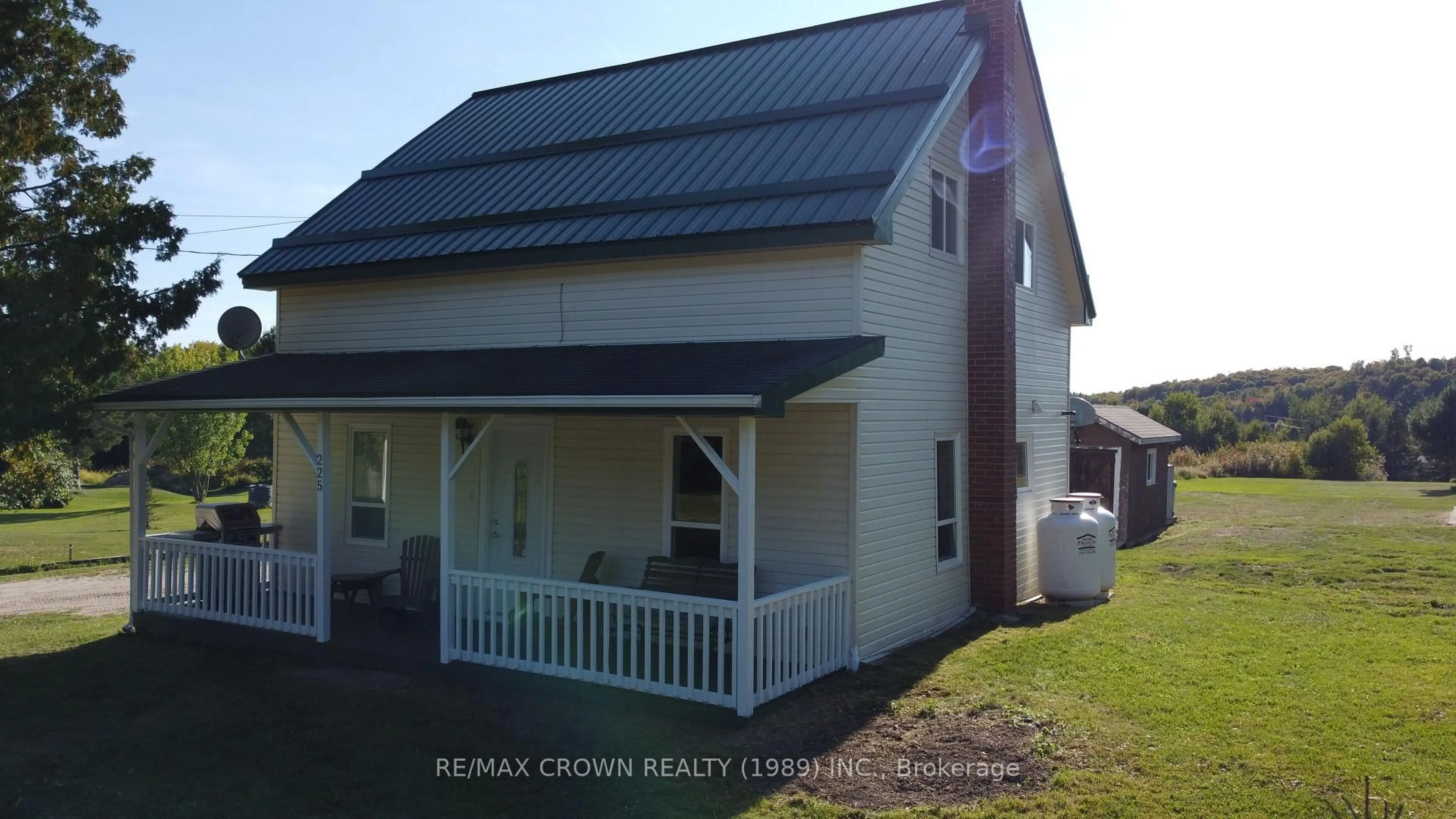 Home with vinyl exterior material, building for 225 Yonge St, Bonfield Ontario P0H 1E0