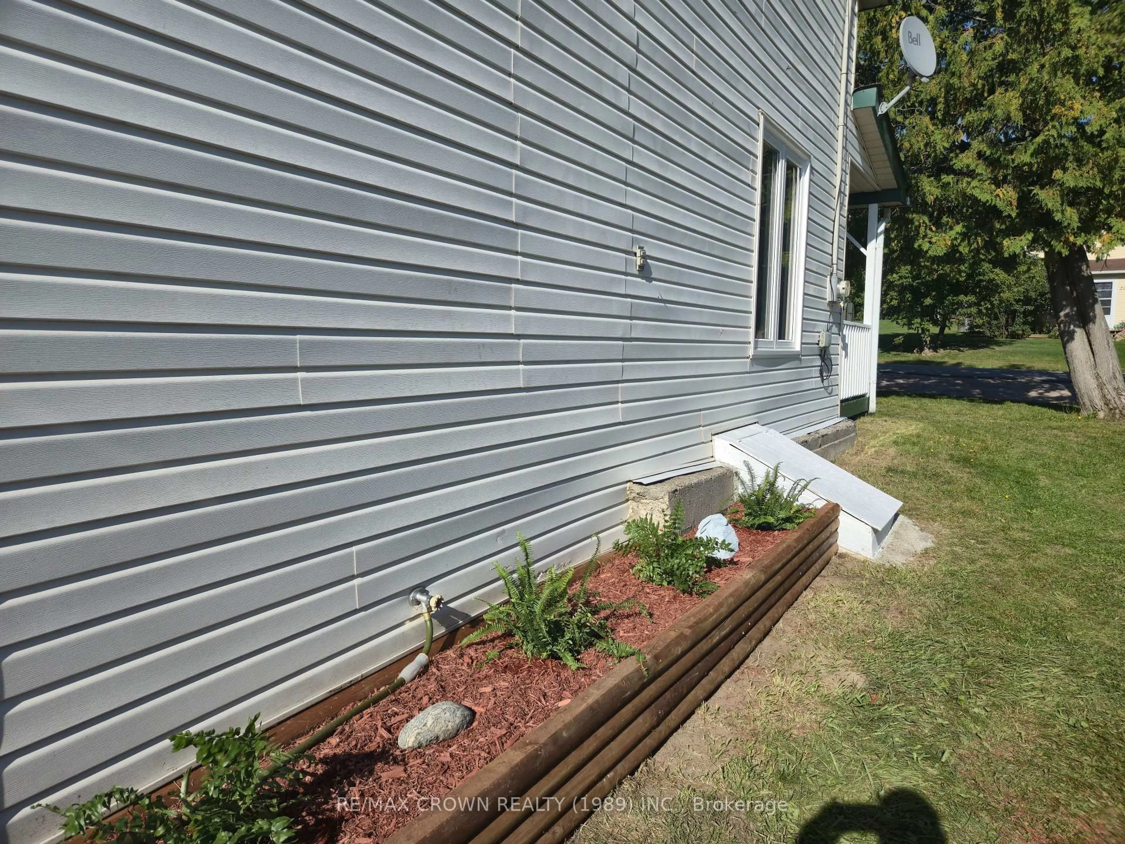Home with vinyl exterior material, building for 225 Yonge St, Bonfield Ontario P0H 1E0