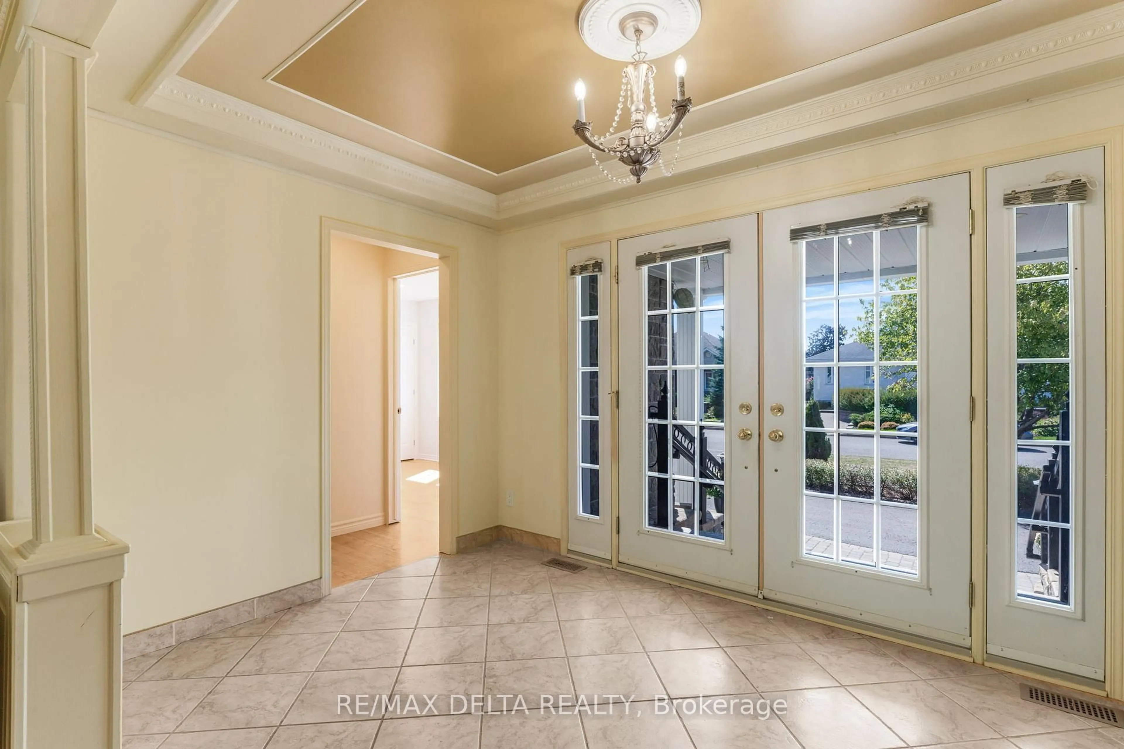 Indoor entryway for 380 Albert St, Hawkesbury Ontario K6A 3J8