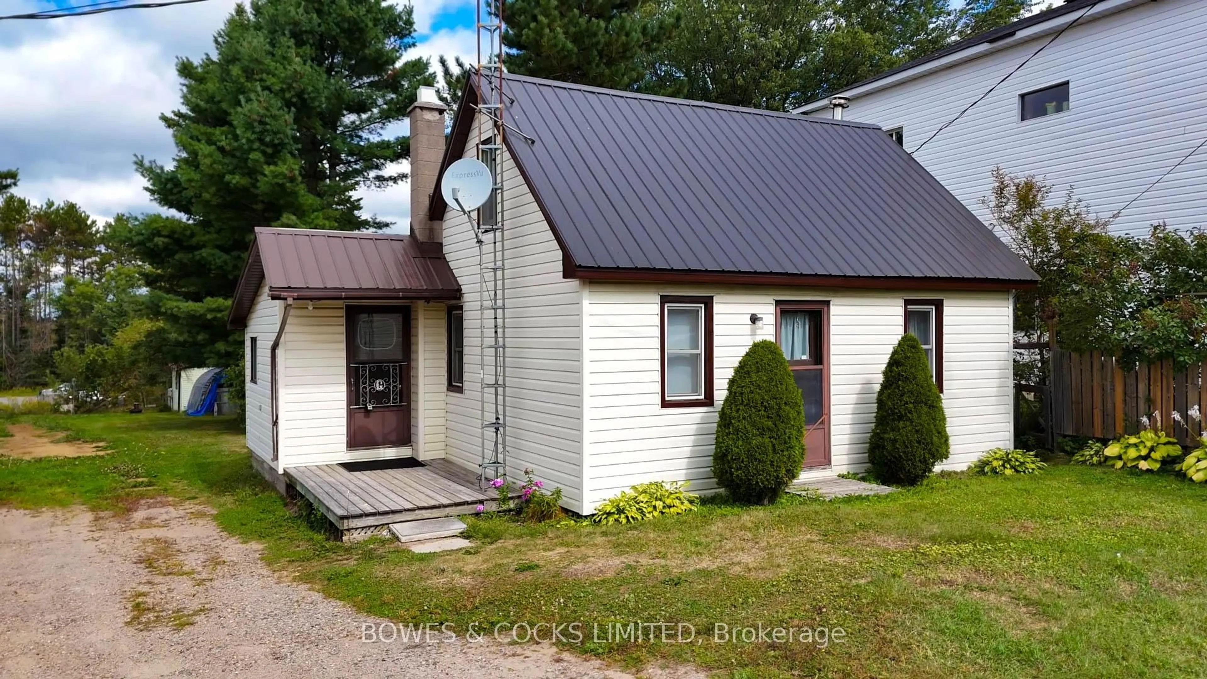 Home with vinyl exterior material, building for 33023 Highway 62, Maynooth Ontario K0L 2S0