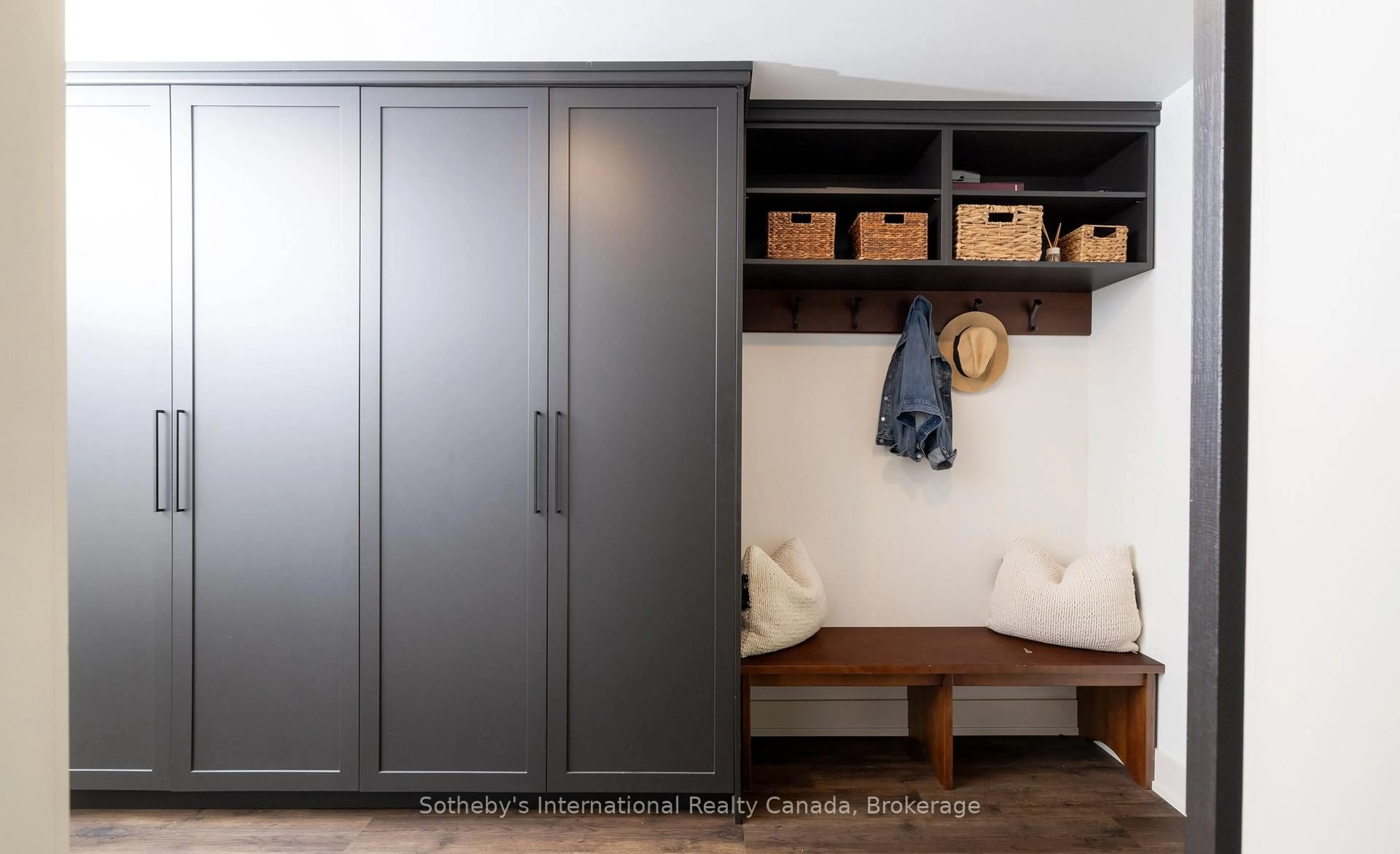 Indoor entryway for 131 Kitzbuhl Cres, Blue Mountains Ontario L9Y 0S5