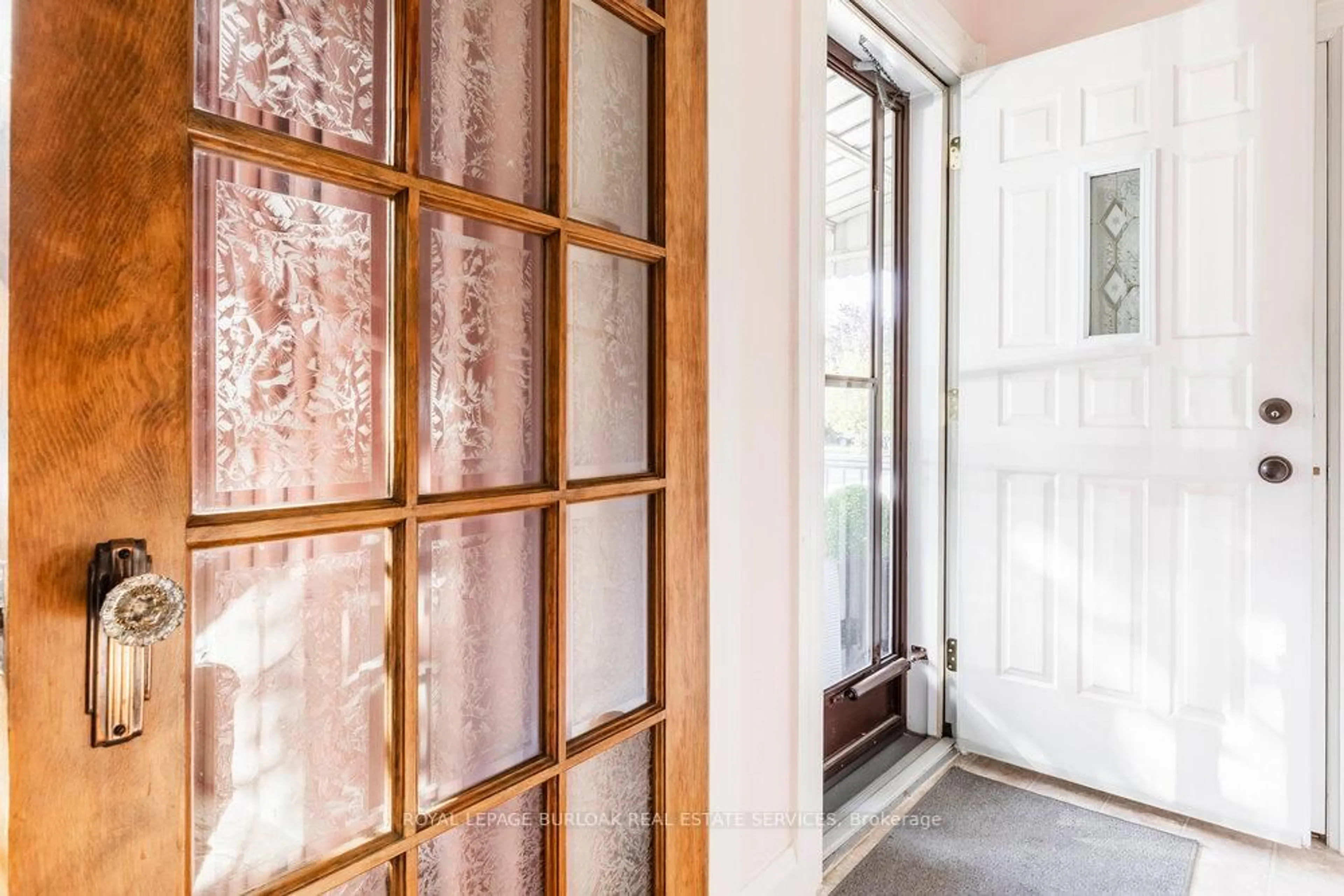 Indoor entryway for 101 Belvidere Ave, Hamilton Ontario L9A 3B6