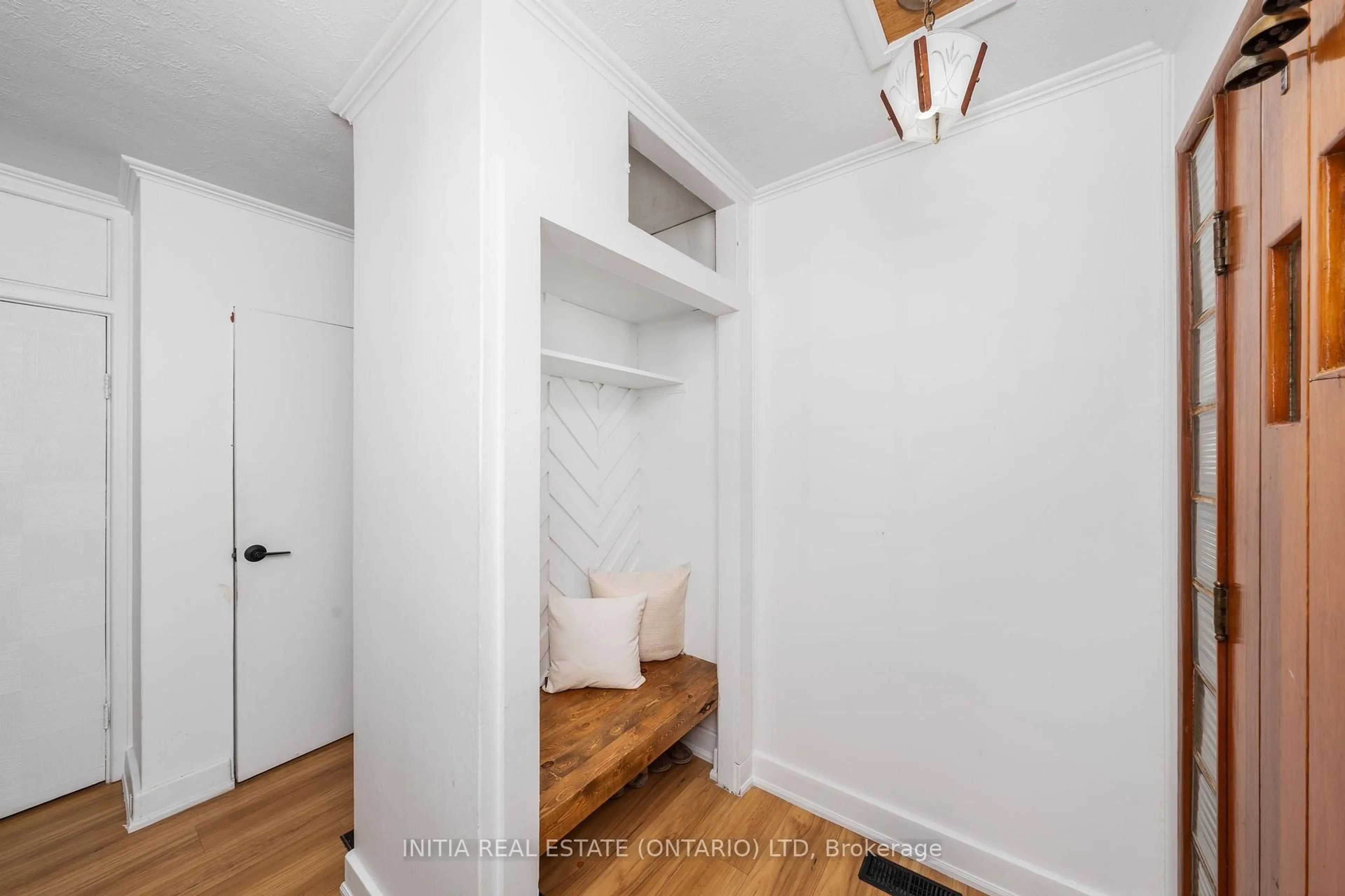 Indoor entryway for 730 TALFOURD St, Sarnia Ontario N7T 1R9