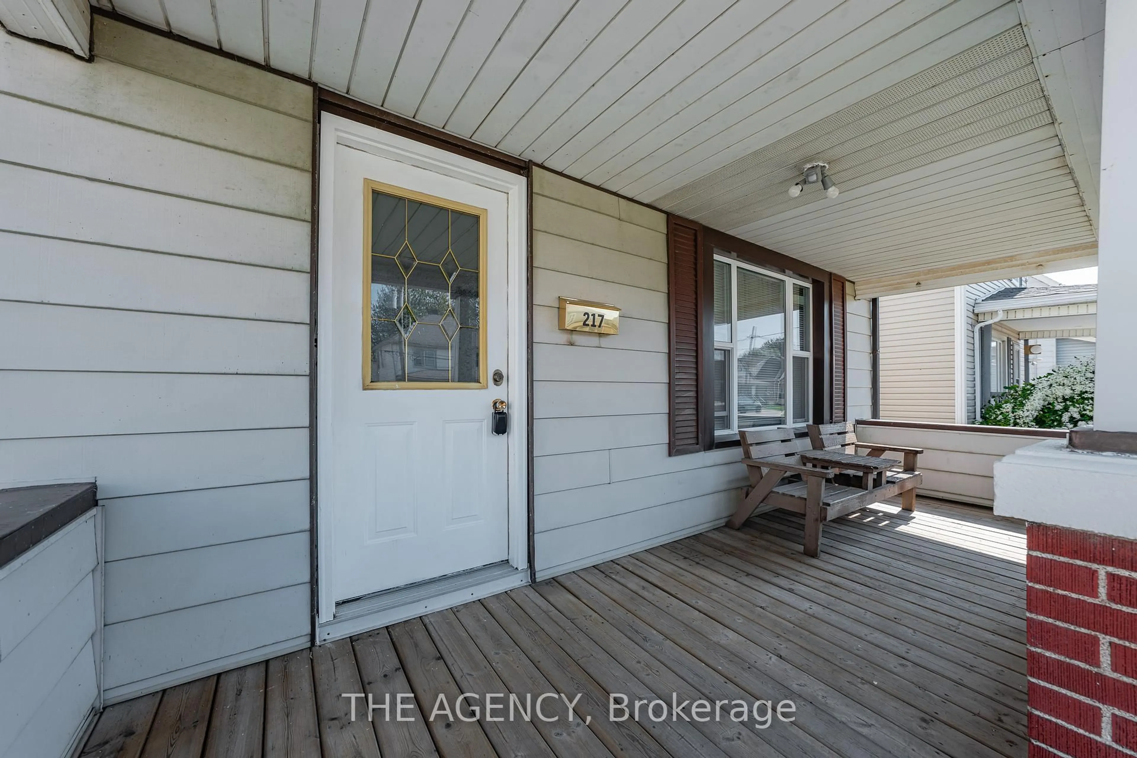 Indoor entryway for 217 Mitchell St, Port Colborne Ontario L3K 1Y4