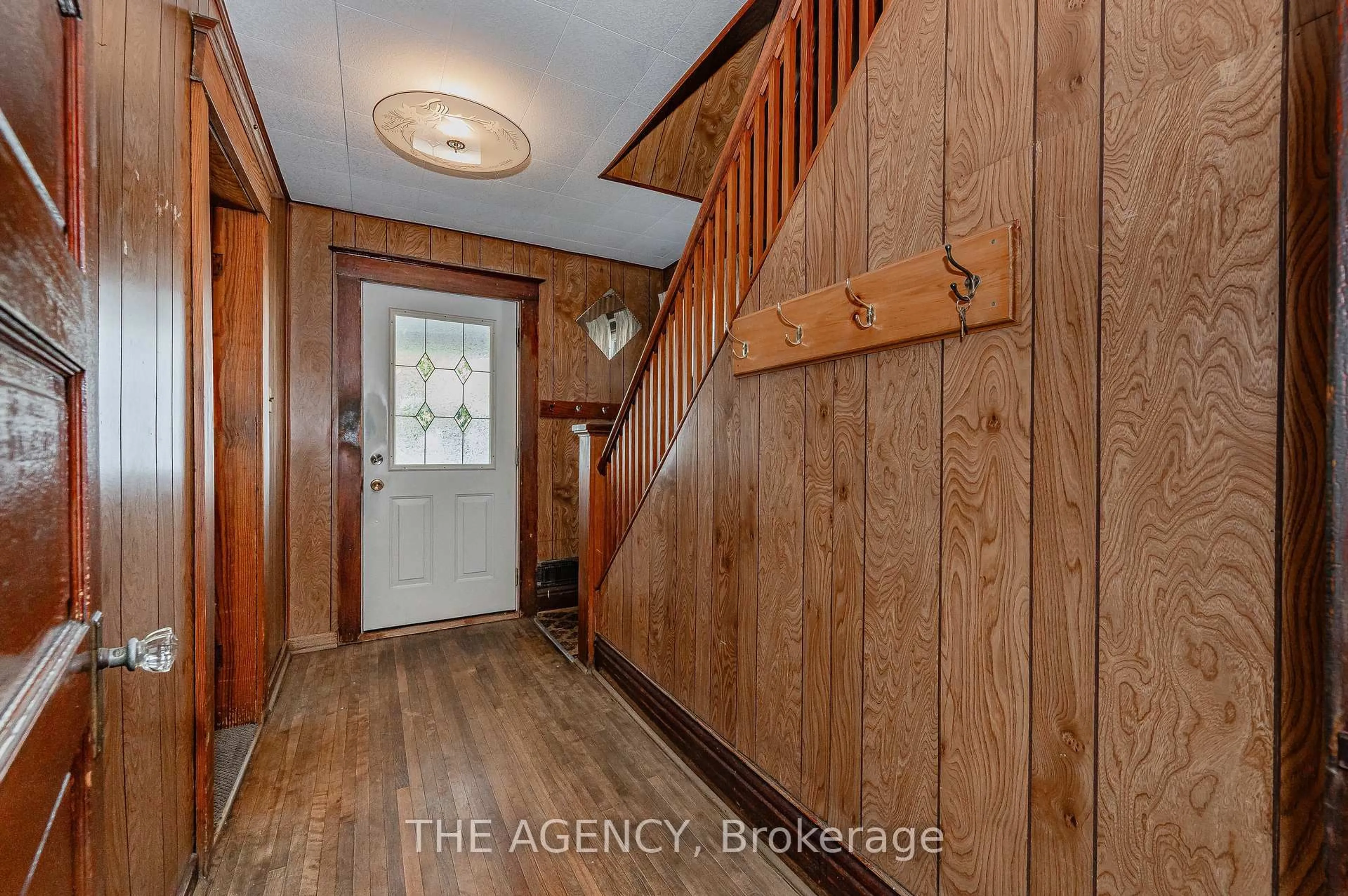 Indoor entryway for 217 Mitchell St, Port Colborne Ontario L3K 1Y4