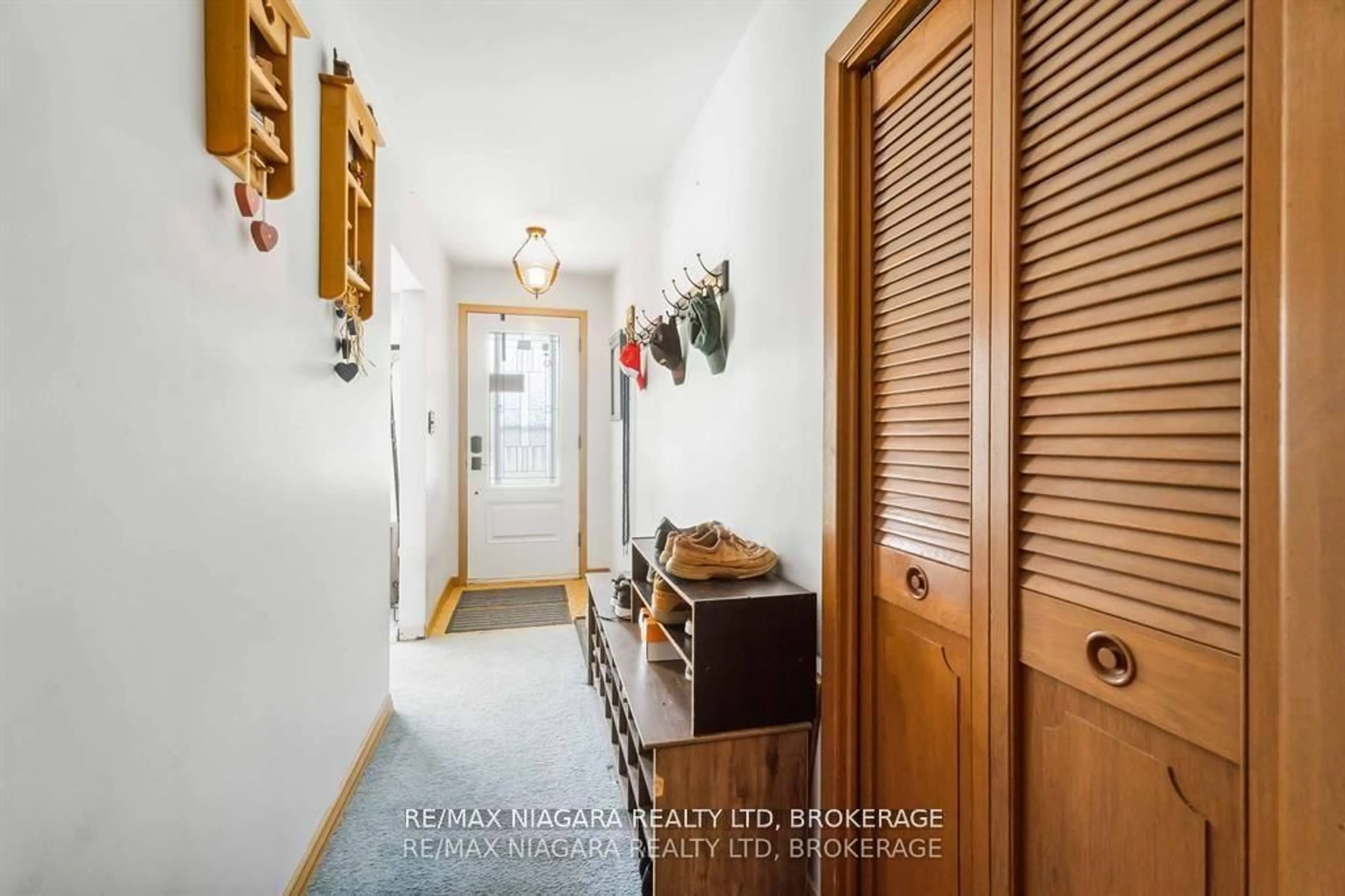 Indoor entryway for 6579 Crawford St, Niagara Falls Ontario L2E 5Z3
