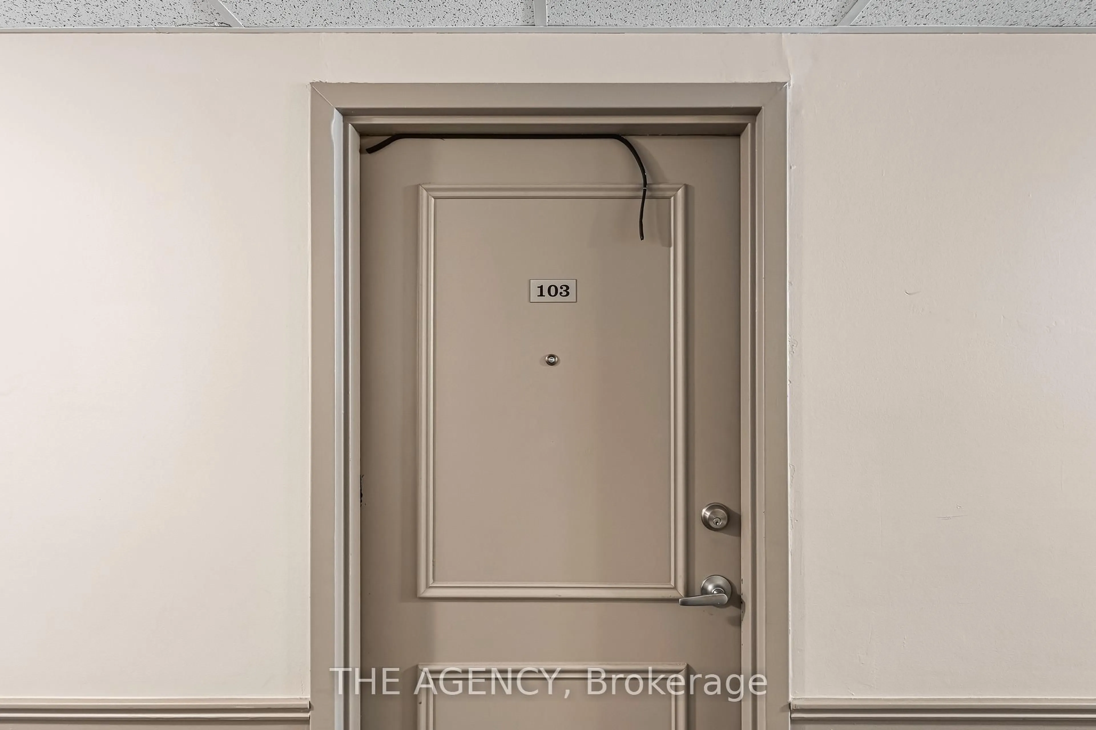Indoor entryway for 41 Rykert St #103, St. Catharines Ontario L2S 1Z2