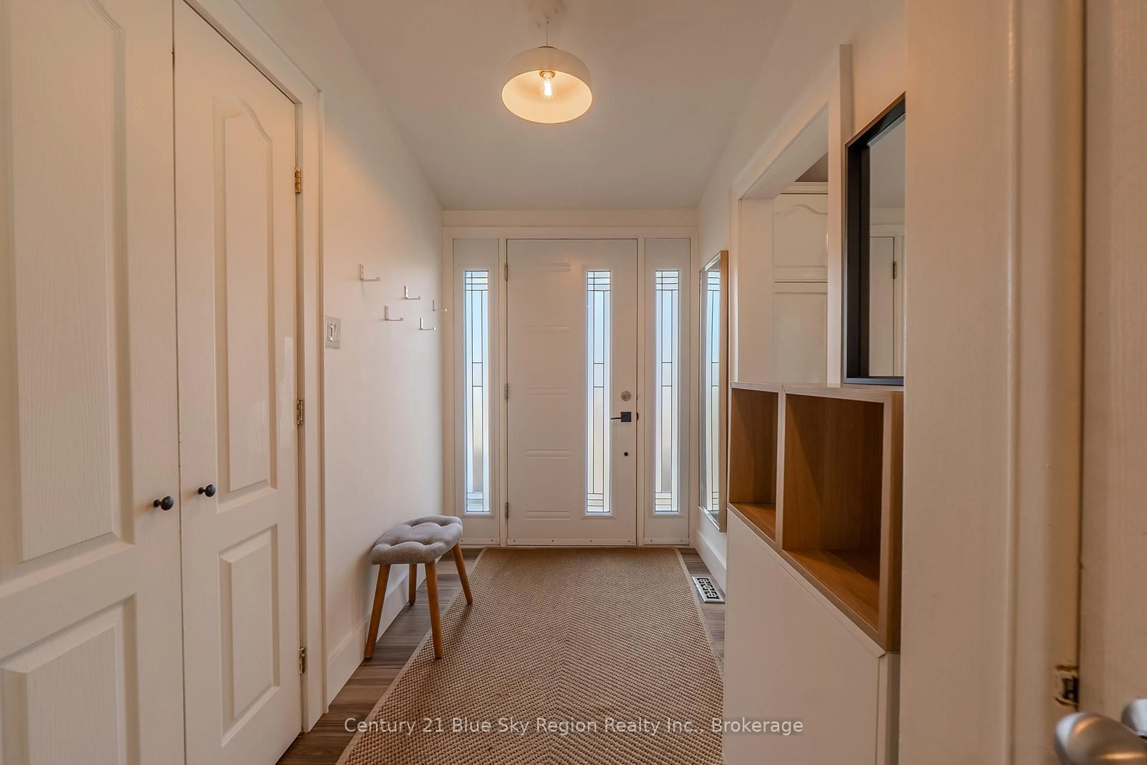 Indoor entryway for 297 Leonard St, North Bay Ontario P1B 5K3