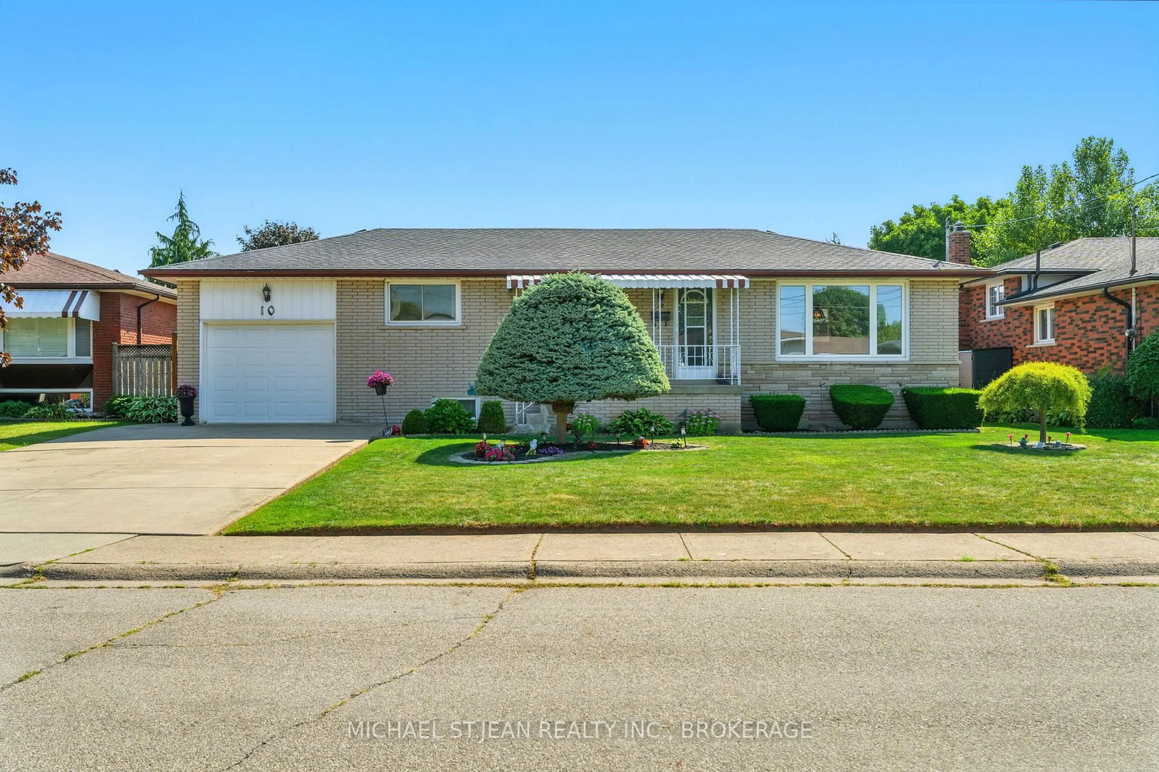 Home with vinyl exterior material, street for 10 Rose Cres, Hamilton Ontario L8G 3W7