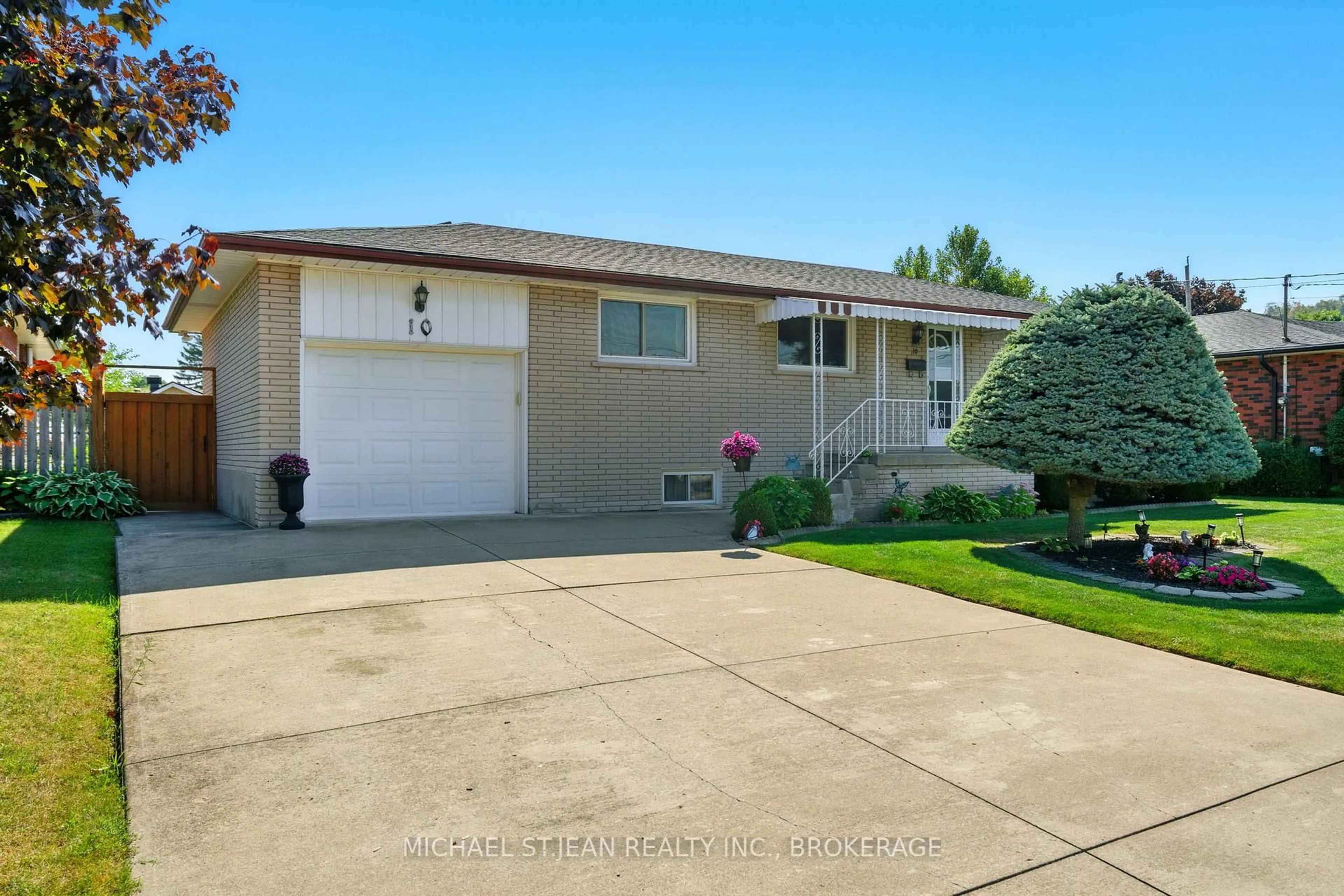 Home with vinyl exterior material, street for 10 Rose Cres, Hamilton Ontario L8G 3W7