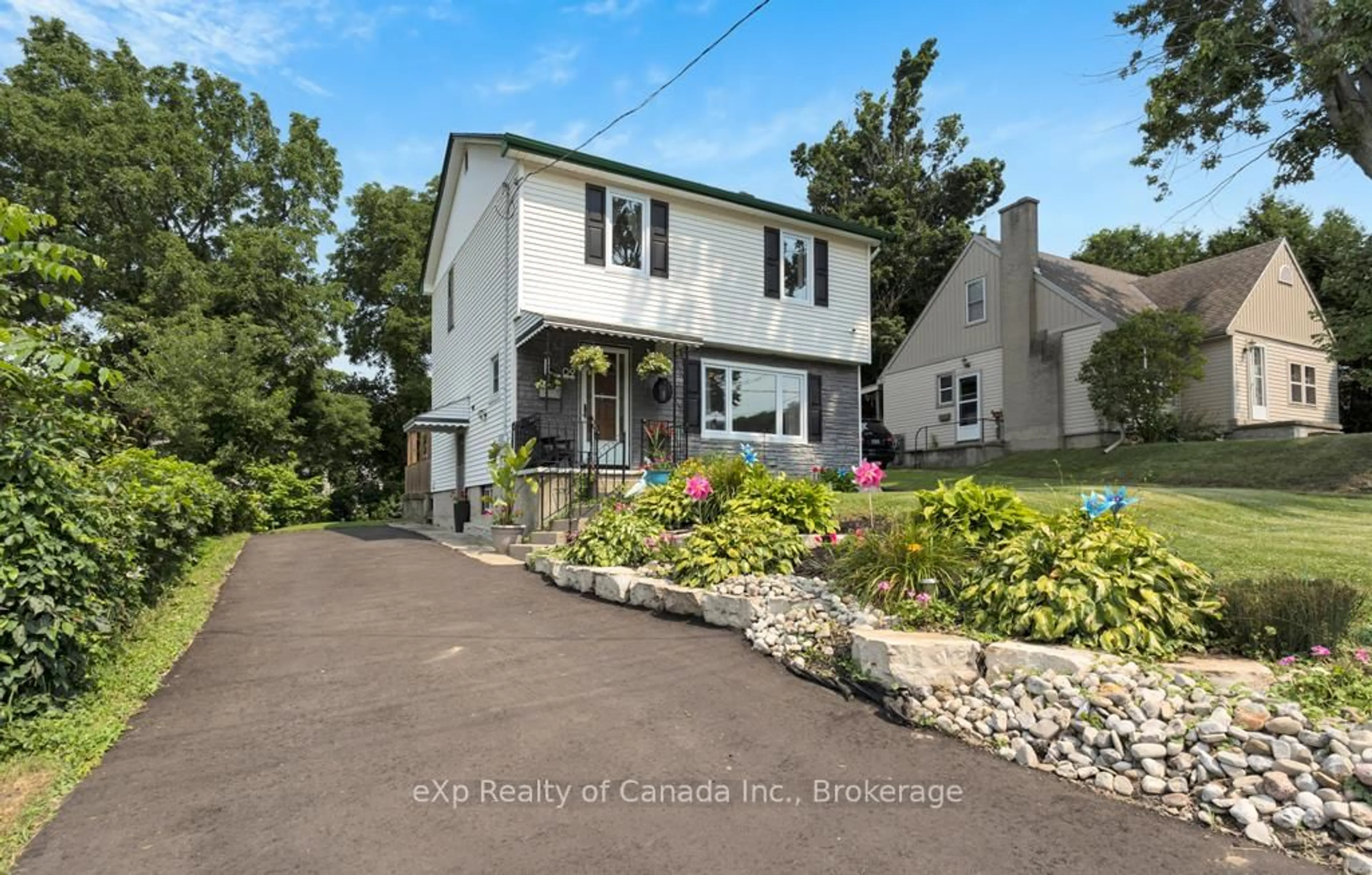 A pic from outside/outdoor area/front of a property/back of a property/a pic from drone, street for 9 Oakwood Ave, Norfolk Ontario N3Y 1H4