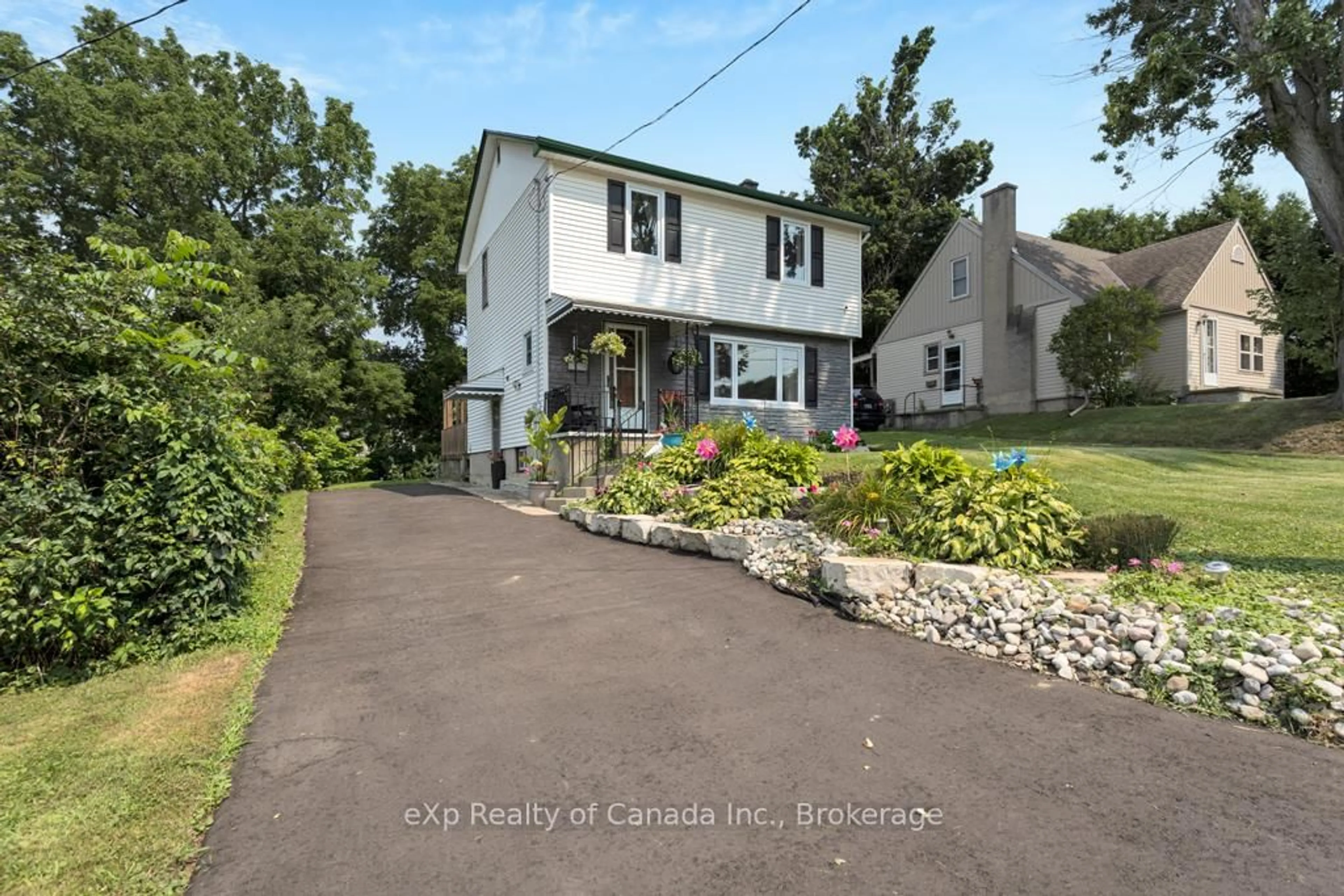 A pic from outside/outdoor area/front of a property/back of a property/a pic from drone, street for 9 Oakwood Ave, Norfolk Ontario N3Y 1H4
