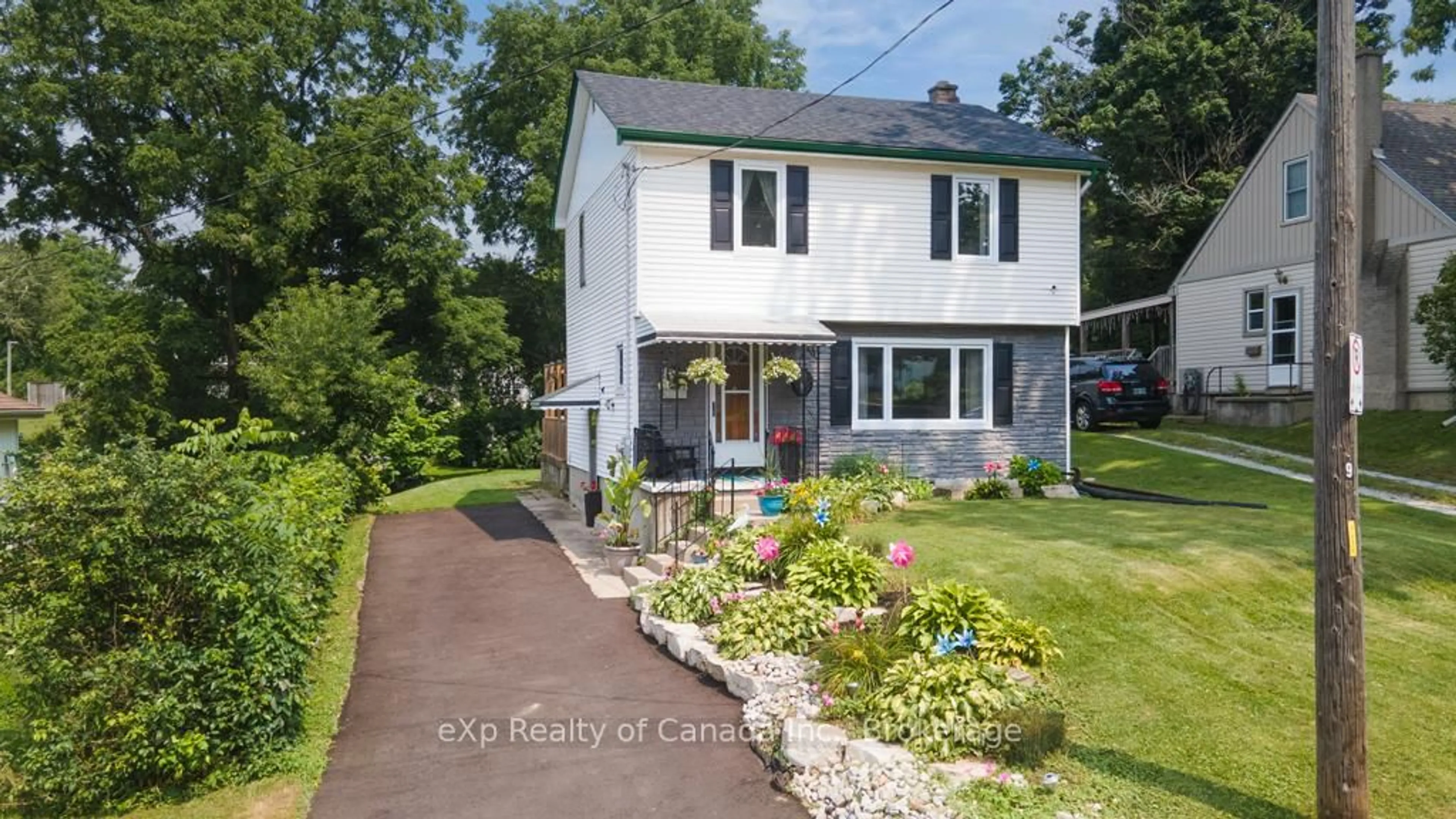 A pic from outside/outdoor area/front of a property/back of a property/a pic from drone, street for 9 Oakwood Ave, Norfolk Ontario N3Y 1H4