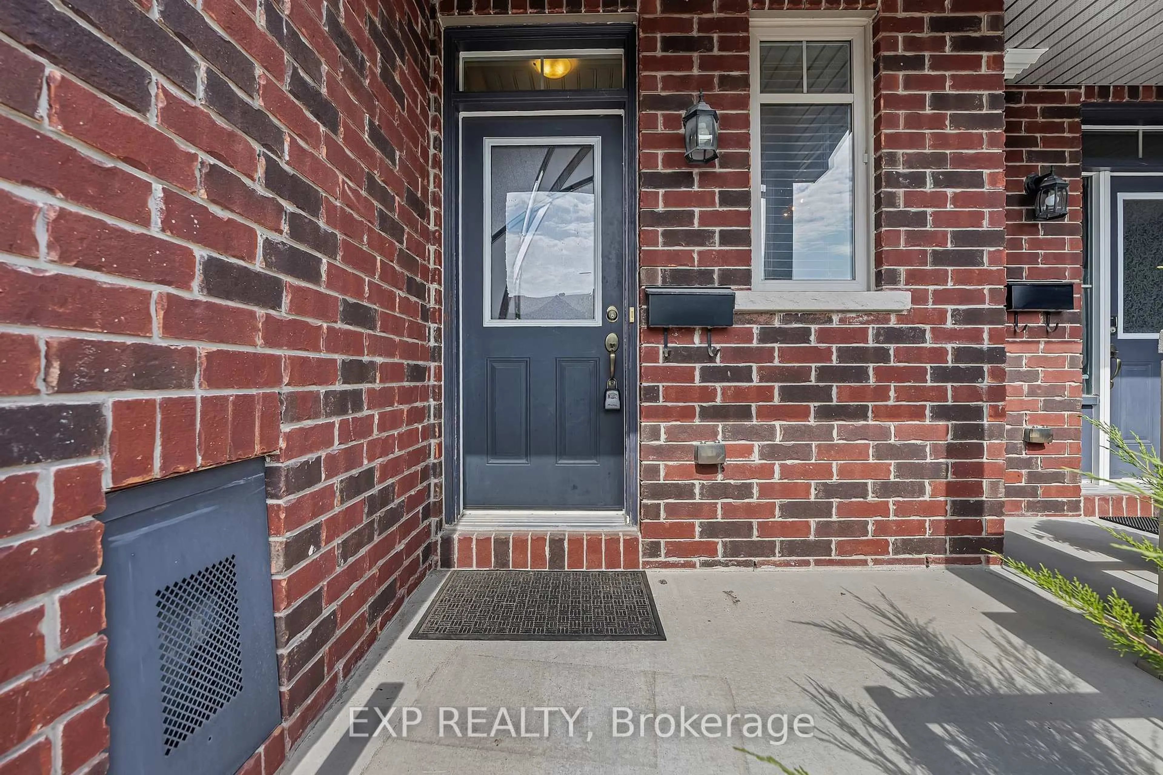 Indoor entryway for 503 Knotridge St, Ottawa Ontario K1W 0A8